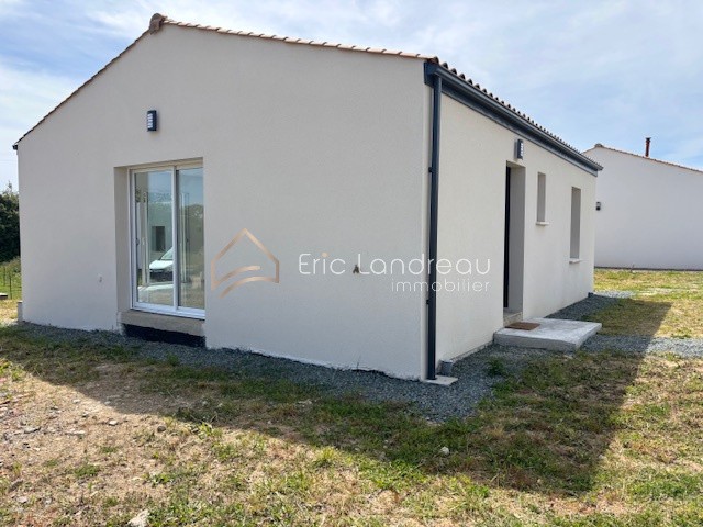 Maison à vendre à Avrille, 460 m², 3 pièces – photo 1 sur 8