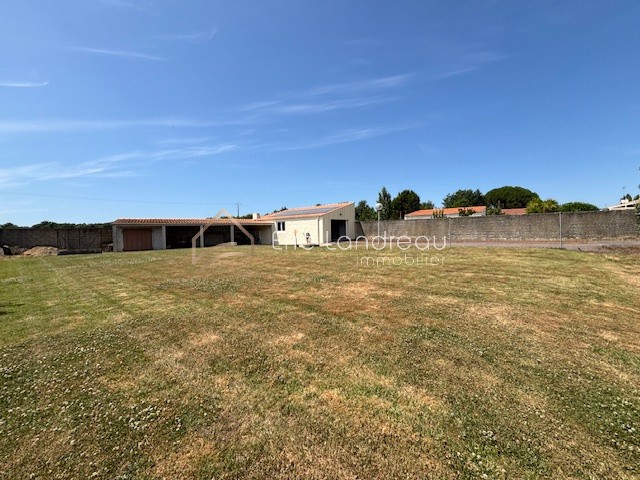 Terrain de 799 m2 avec garage et dépendances — photo 3