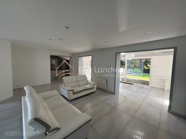 Ensemble immobilier avec deux maisons et garages — photo 10