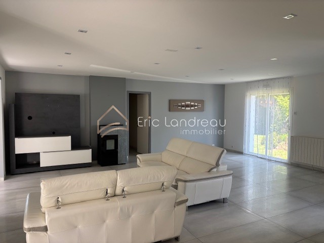 Ensemble immobilier avec deux maisons et garages — photo 11