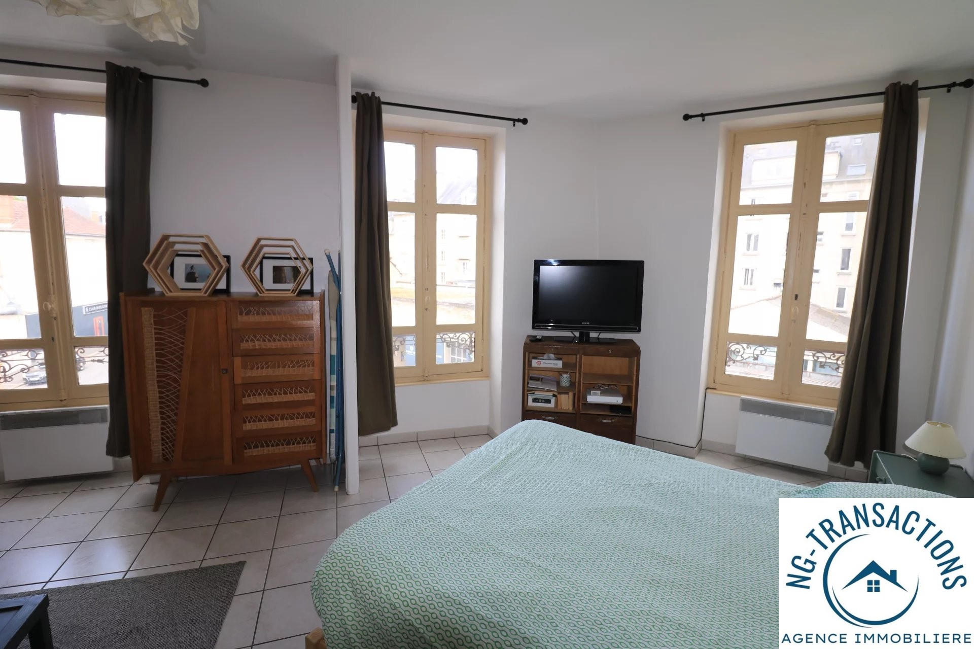 CENTRE VILLE DE NEVERS -APPARTEMENT LUMINEUX — photo 4