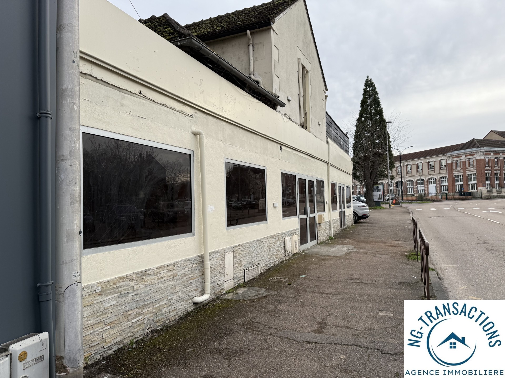 Local commercial à vendre à Auxerre, 400 m² – photo 2 sur 8
