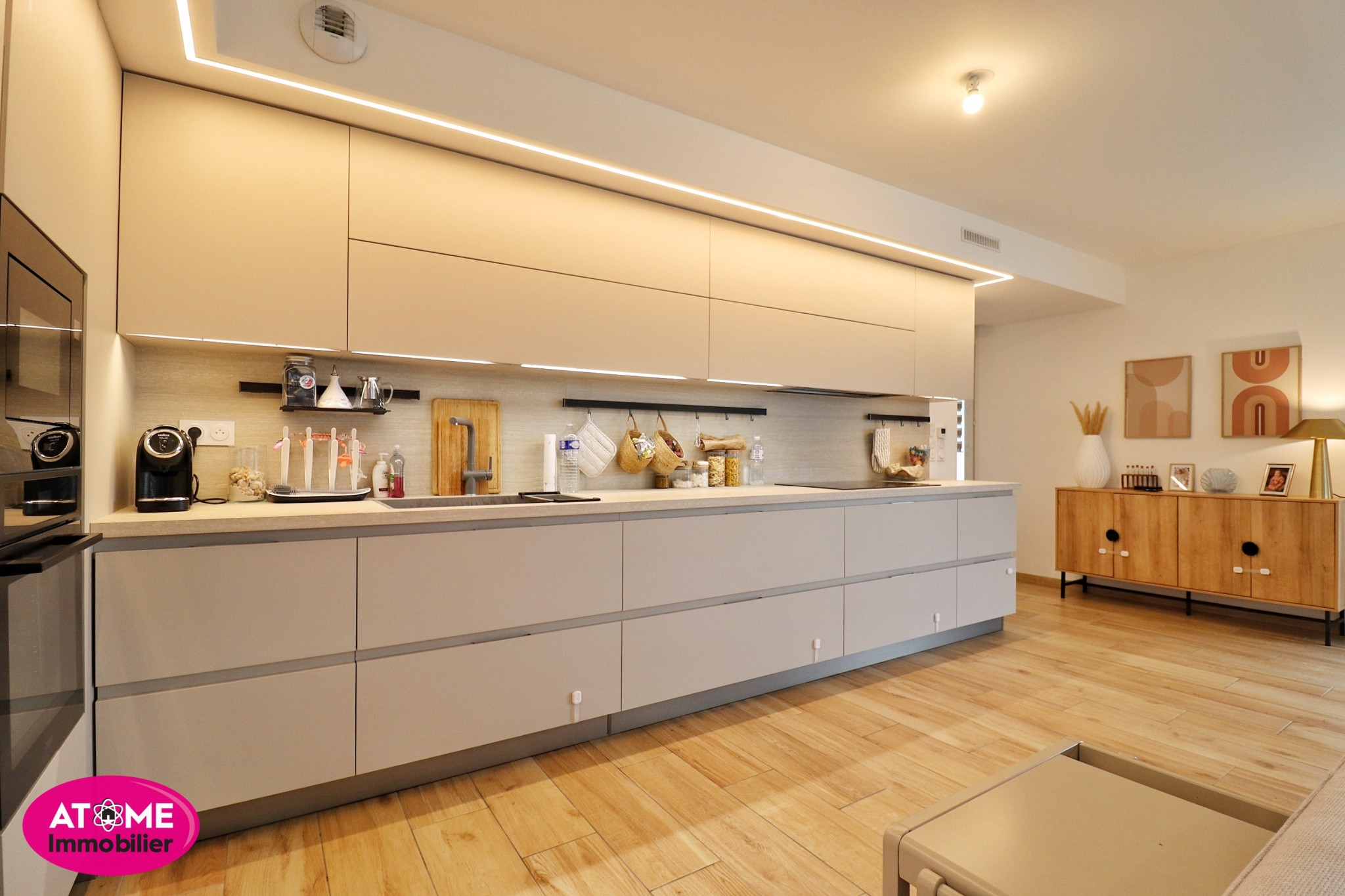 Appartement à vendre à Terville : meubles de cuisine gris avec plan de travail blanc