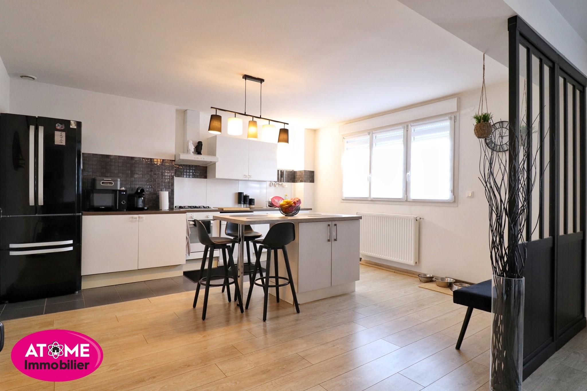 Immeuble à vendre à Homecourt : cuisine moderne avec réfrigérateur noir et îlot