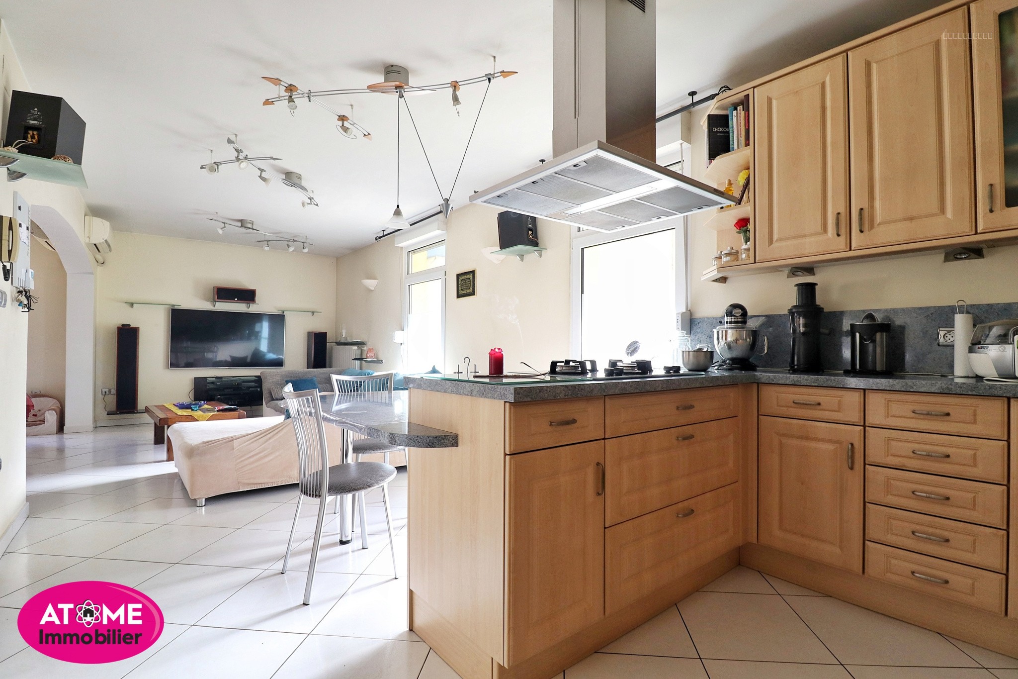 Maison 9 pièces à vendre à Homecourt (54310) : cuisine ouverte sur le salon avec meubles en bois clair