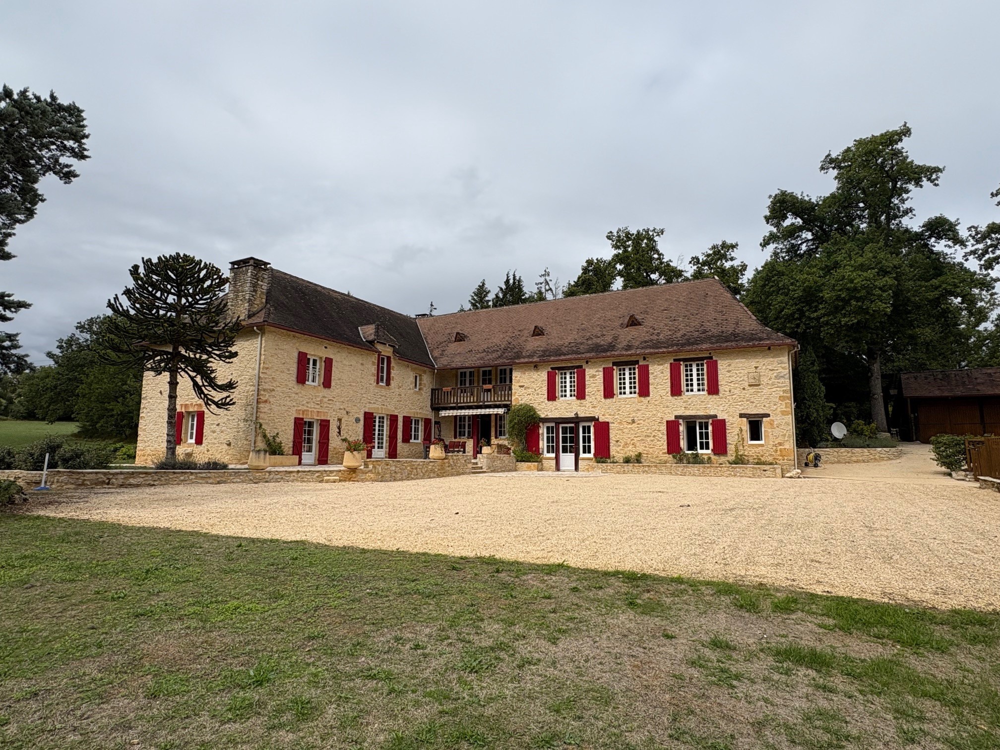 BELLE PROPRIETE EN PERIGORD NOIR AVEC DEUX GITES ET PISCINE AVEC PRESQUE 9 HECTARES — photo 1