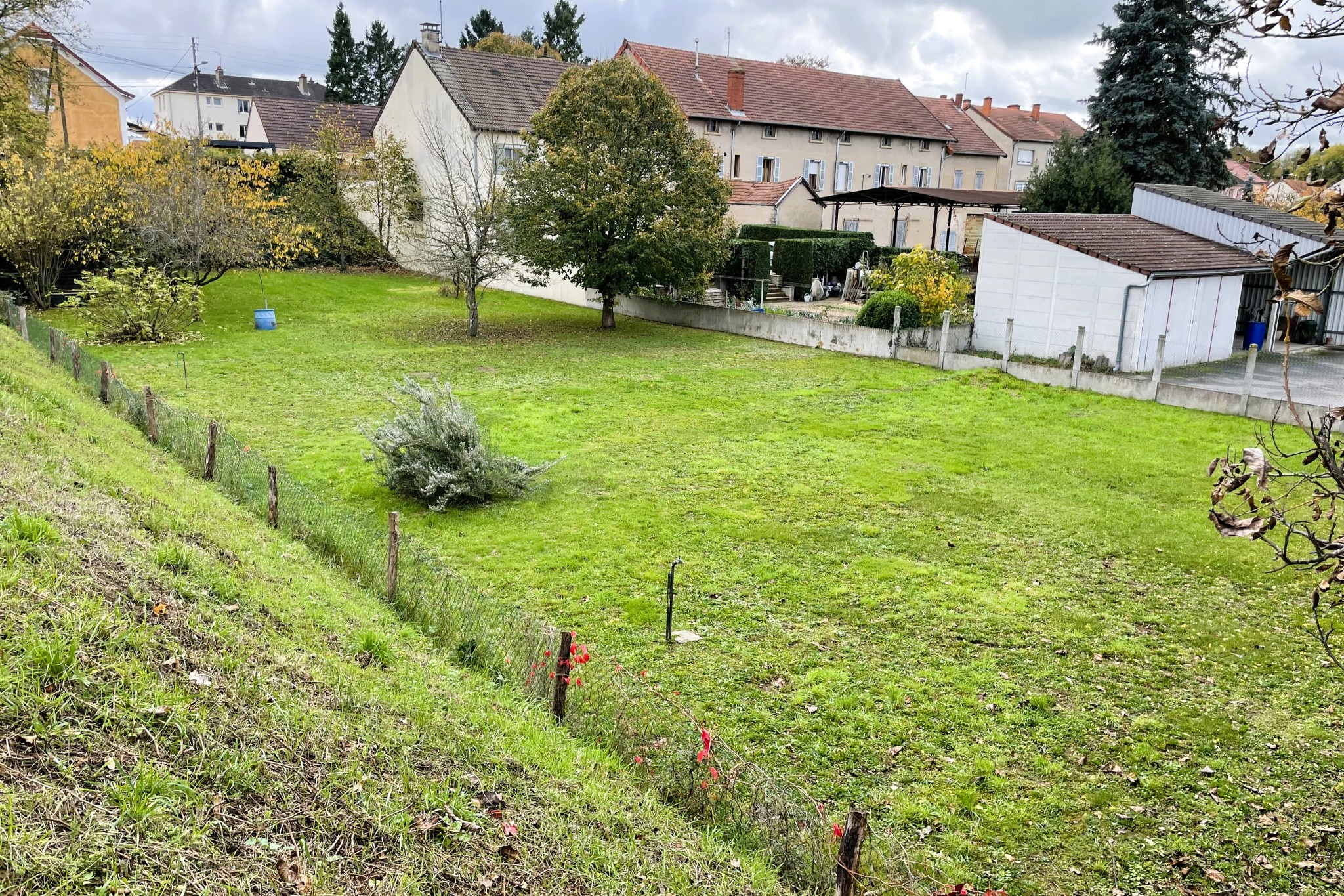 Bien immobilier à vendre à Digoin, 1 554 m² – photo 1 sur 6
