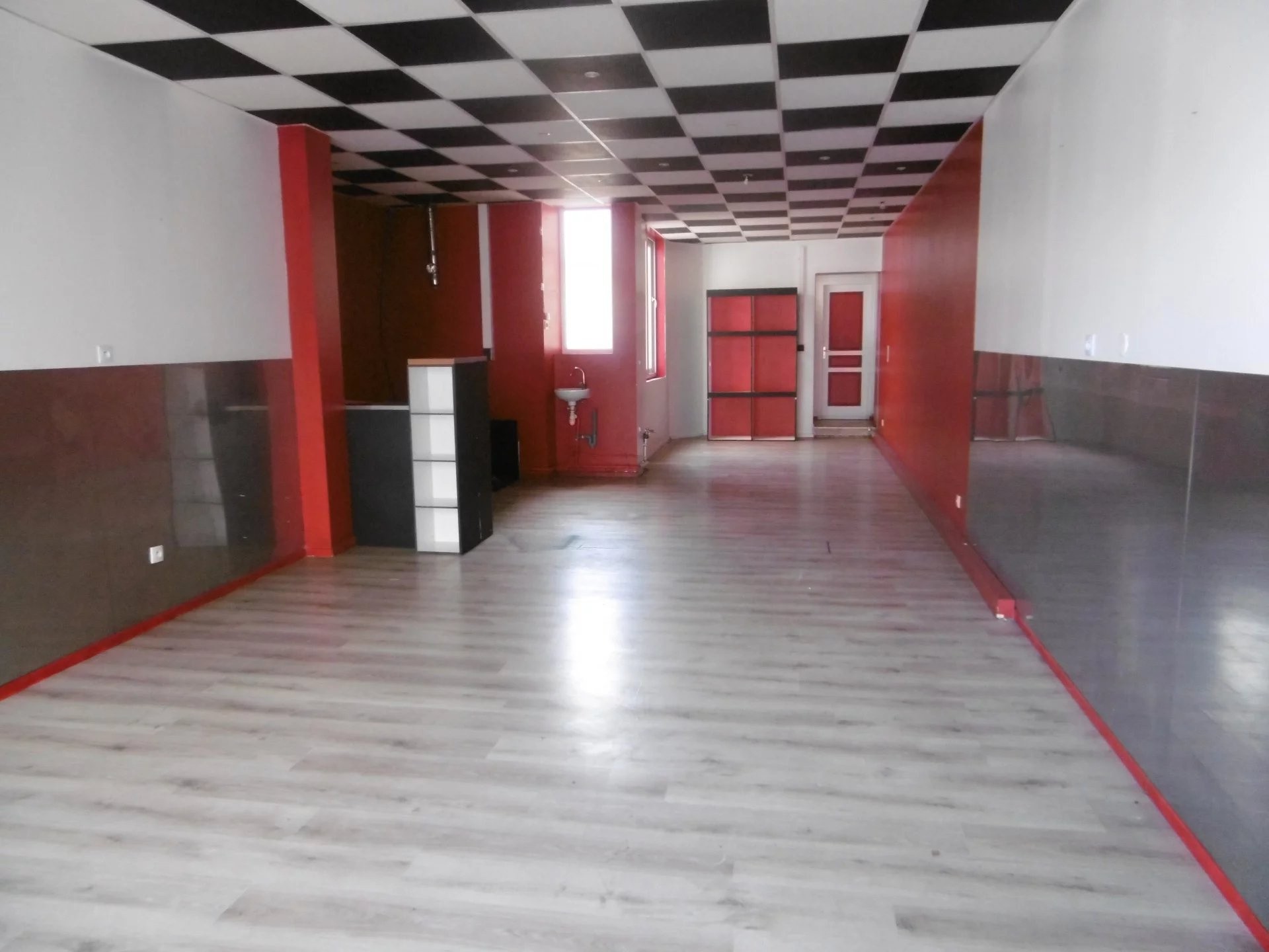 Local commercial à louer à Digoin, 70 m² – photo 1 sur 7