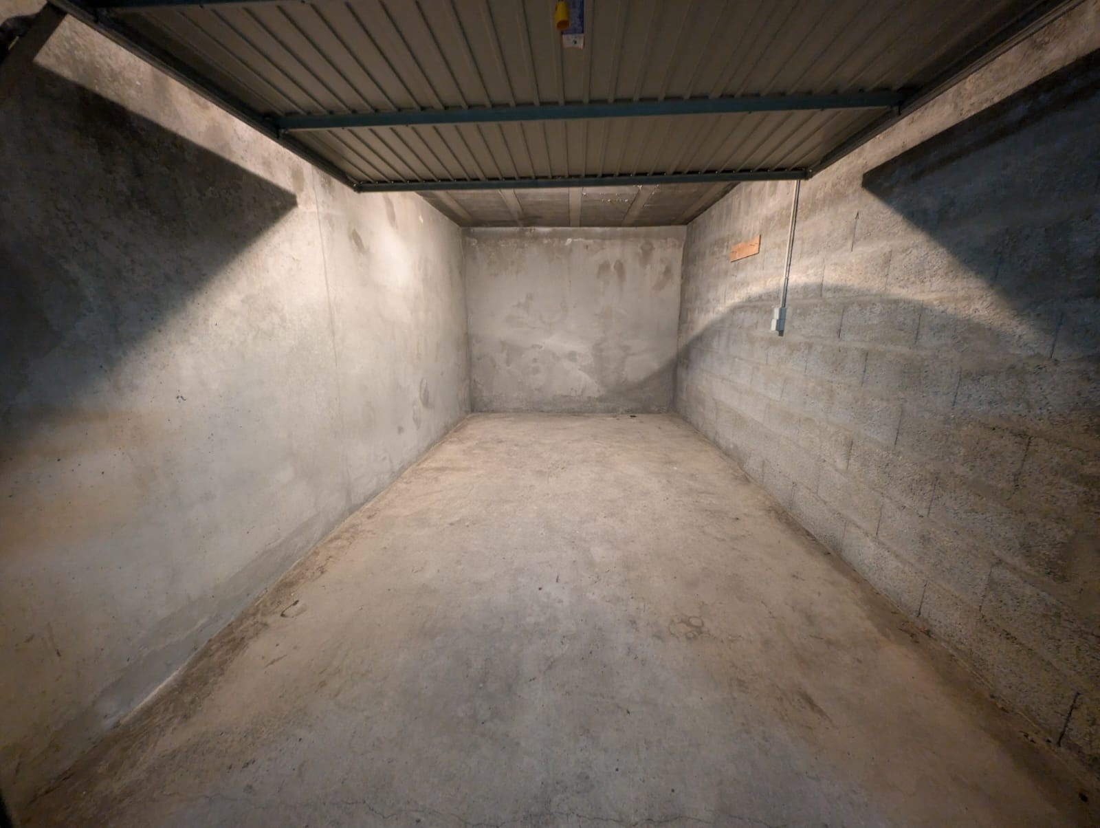 Garage à vendre à Annecy, 1 400 m² – photo 1 sur 5