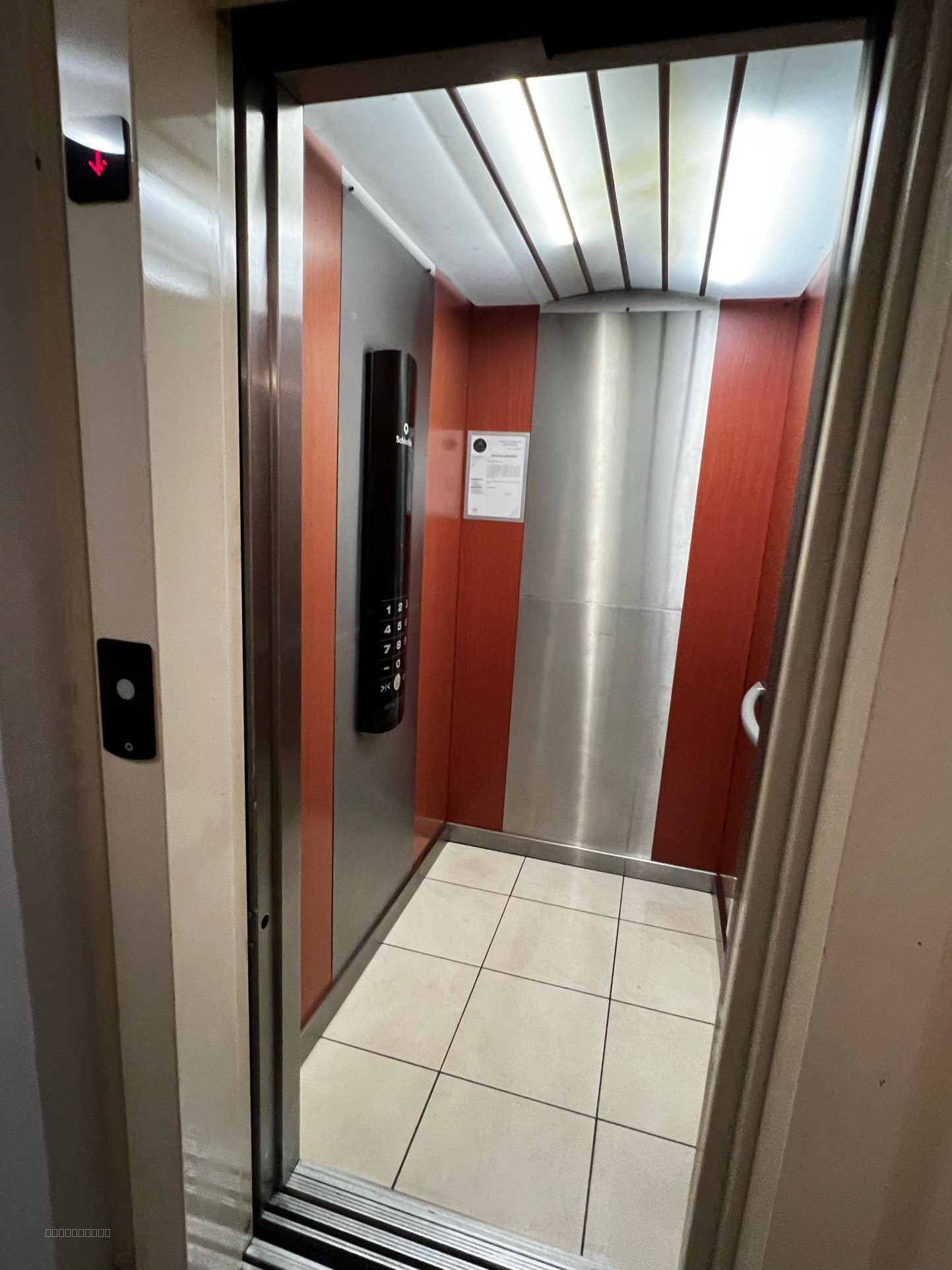 Local commercial 50 m2   Axe passant — photo 4