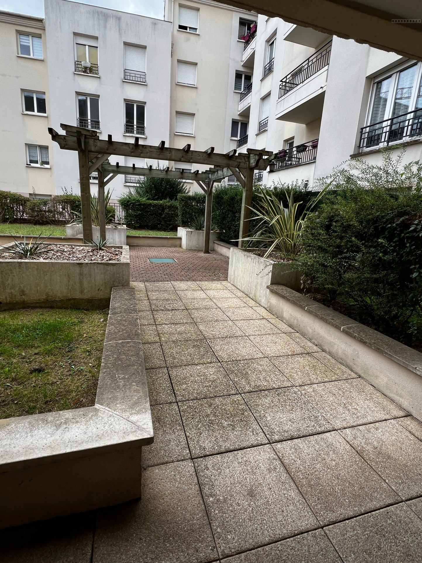 Local commercial 50 m2   Axe passant — photo 3
