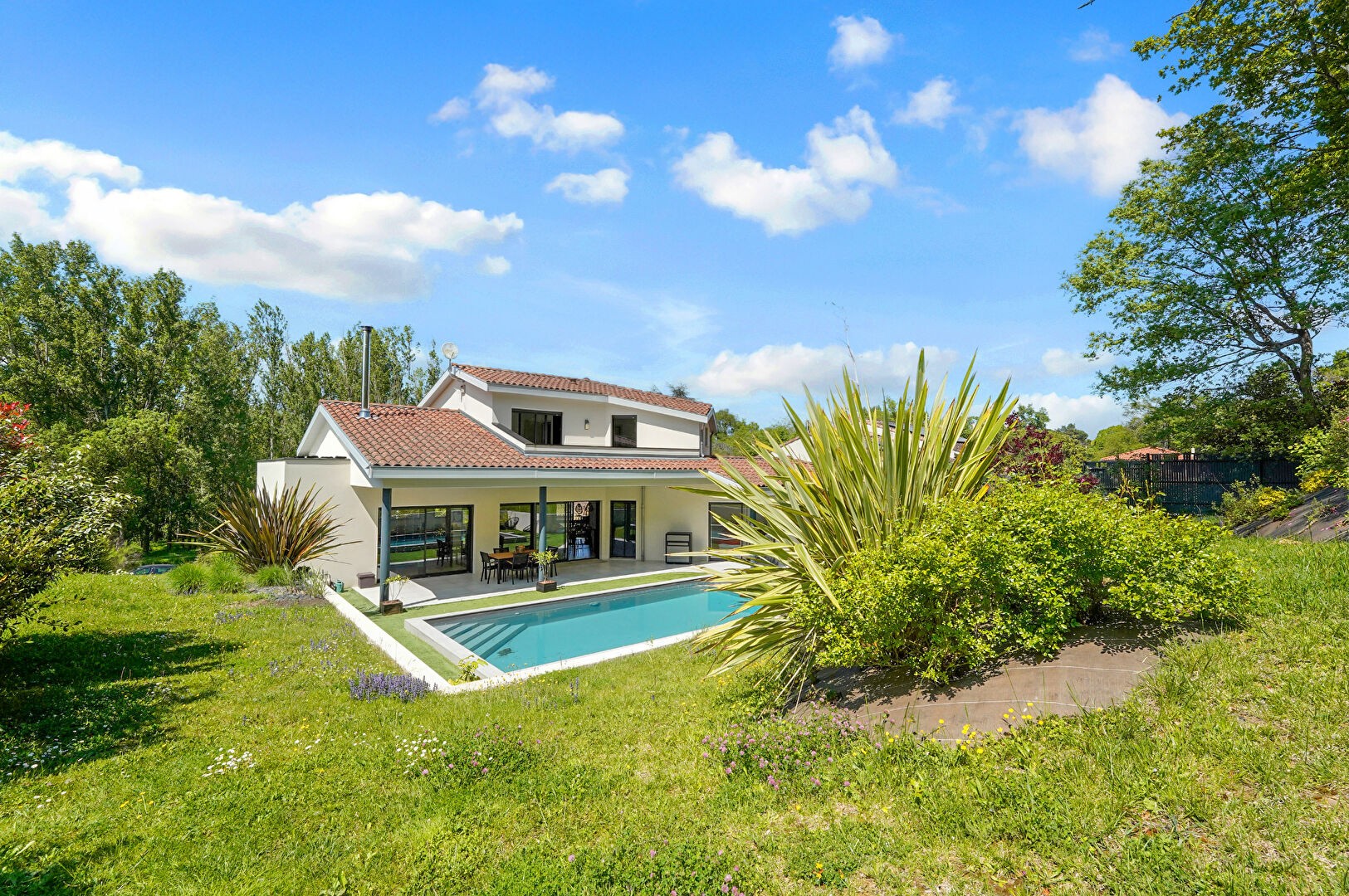 Élégance et Sérénité à La Salvetat-Saint-Gilles : Villa avec Piscine - Double garage sur 4400 m2 de Terrain — photo 1