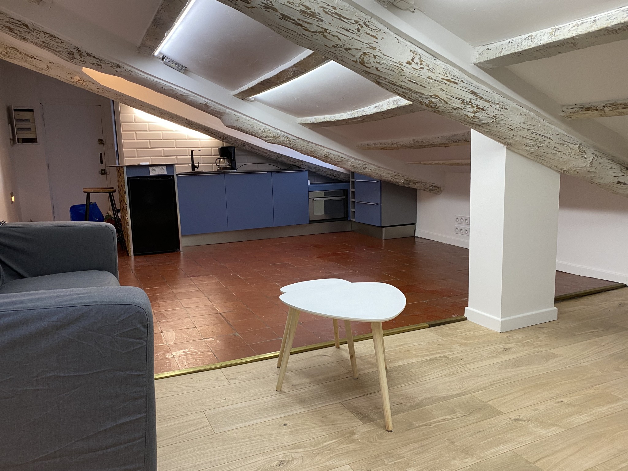 Place Garibaldi deux pièces meublés mansardées style loft — photo 4