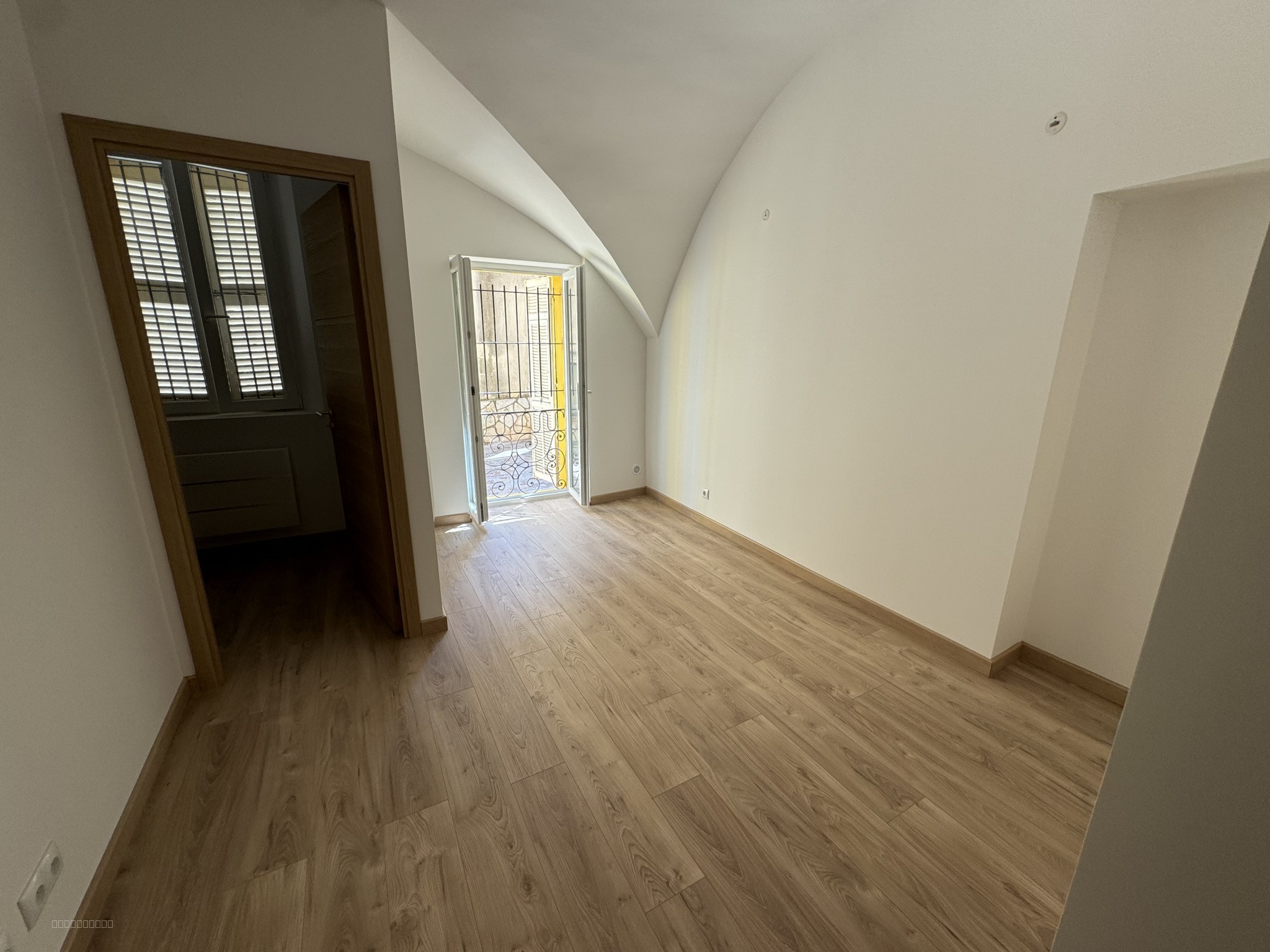 Immeuble à vendre à St laurent du var, 115 m² – photo 2 sur 10