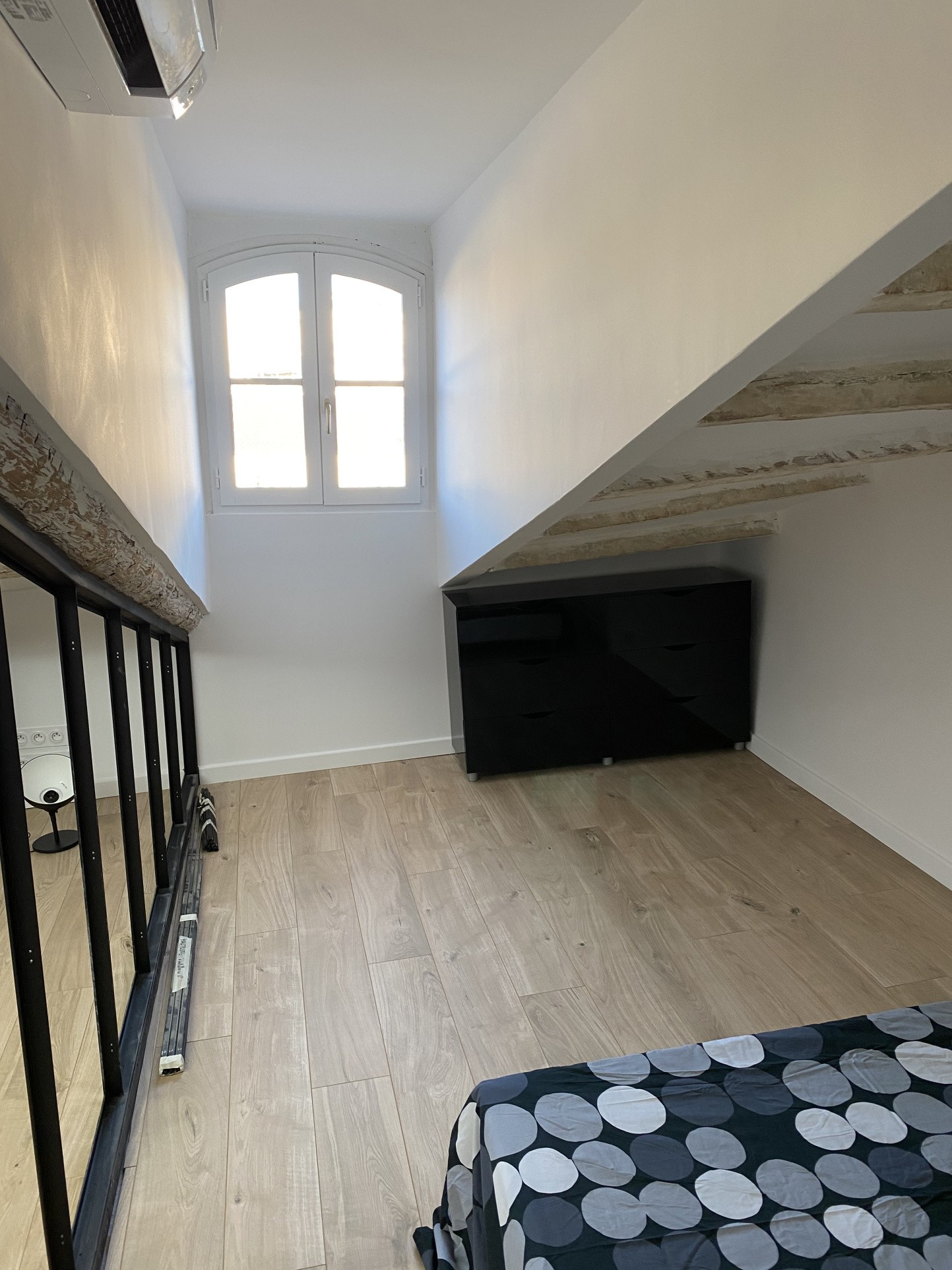 Place Garibaldi deux pièces meublés mansardées style loft — photo 3