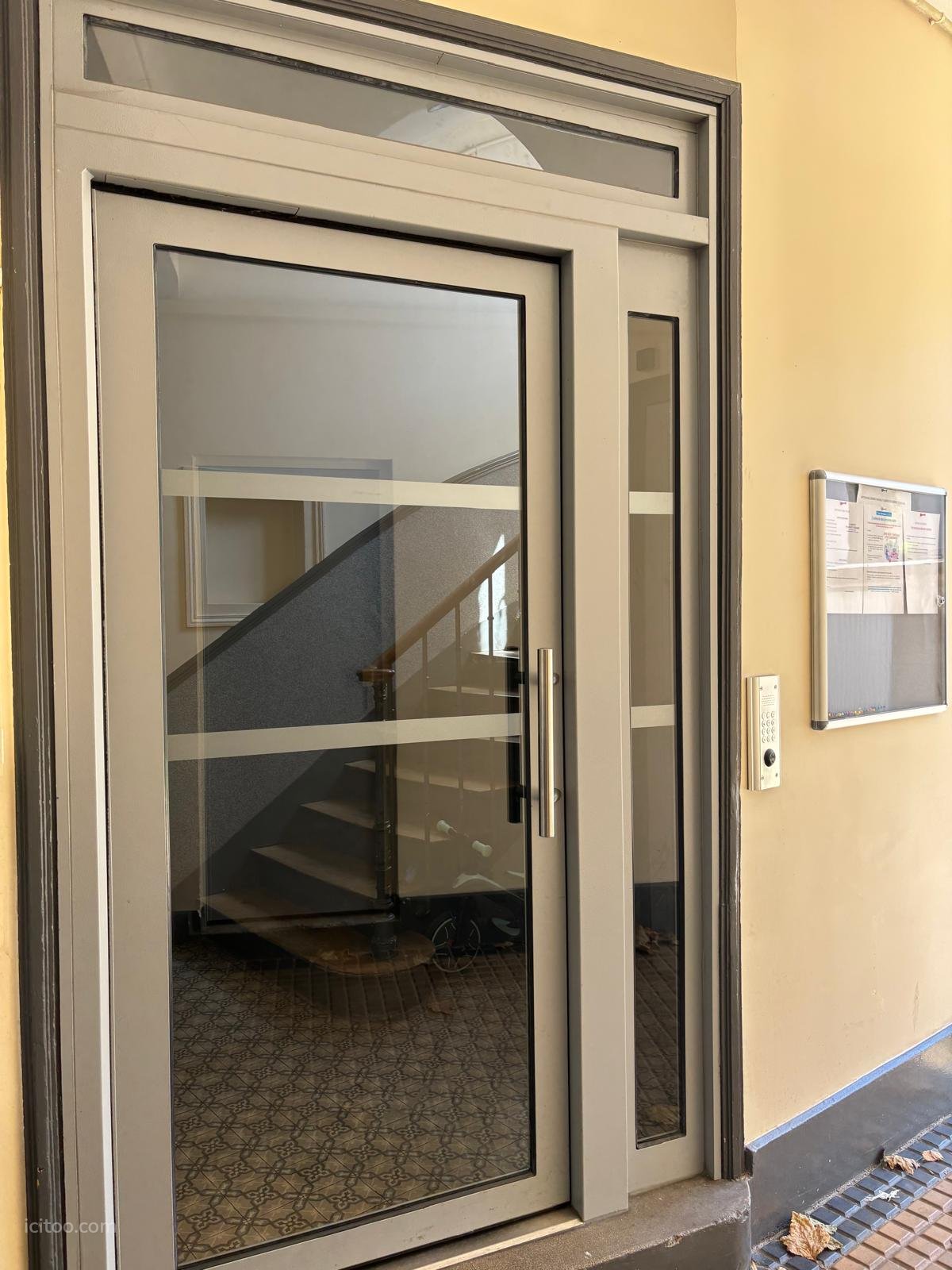Appartement à vendre à Le Perreux-sur-Marne : porte vitrée d'entrée avec interphone et boîtes aux lettres