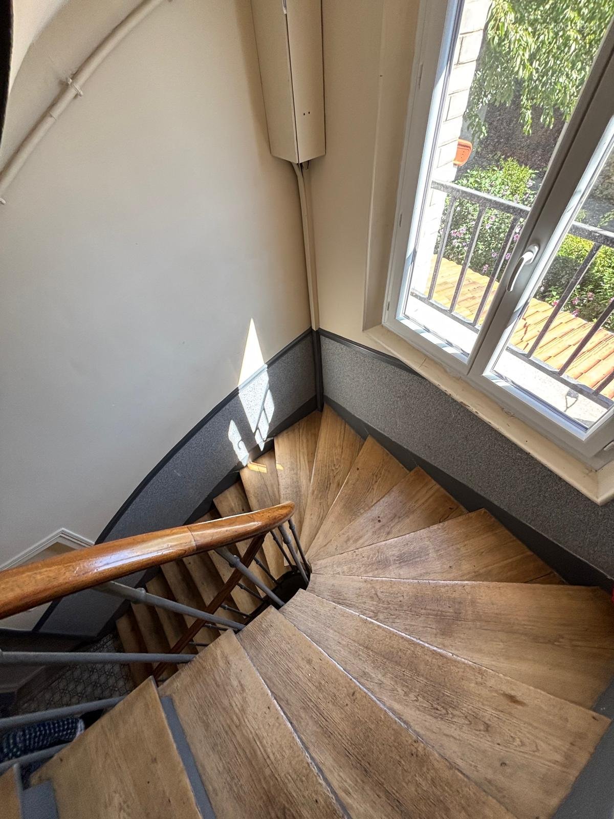 Appartement à vendre à Le Perreux-sur-Marne : escalier en bois avec rampe arrondie et fenêtre