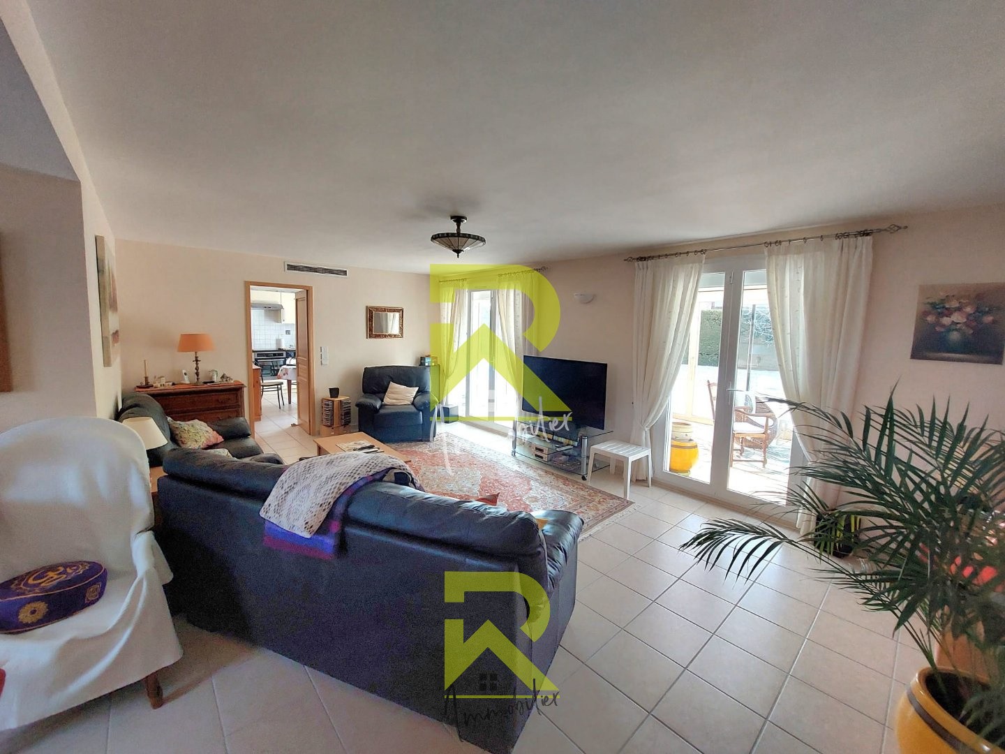 Magnifique demeure d'une superficie d'environ 160m2, nichée sur un terrain spacieux et paysagé de 1336m2. — photo 4