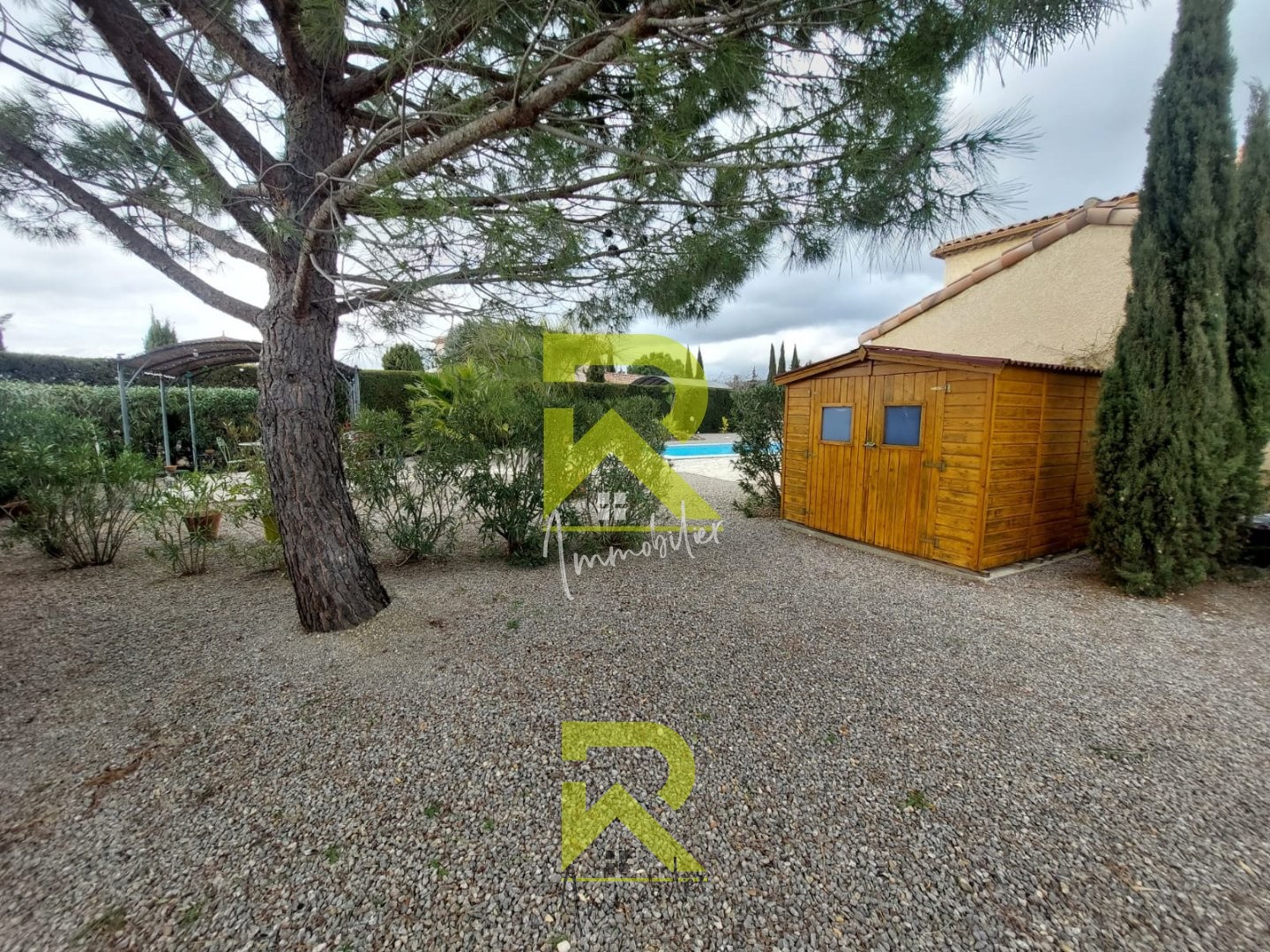 Magnifique demeure d'une superficie d'environ 160m2, nichée sur un terrain spacieux et paysagé de 1336m2. — photo 15