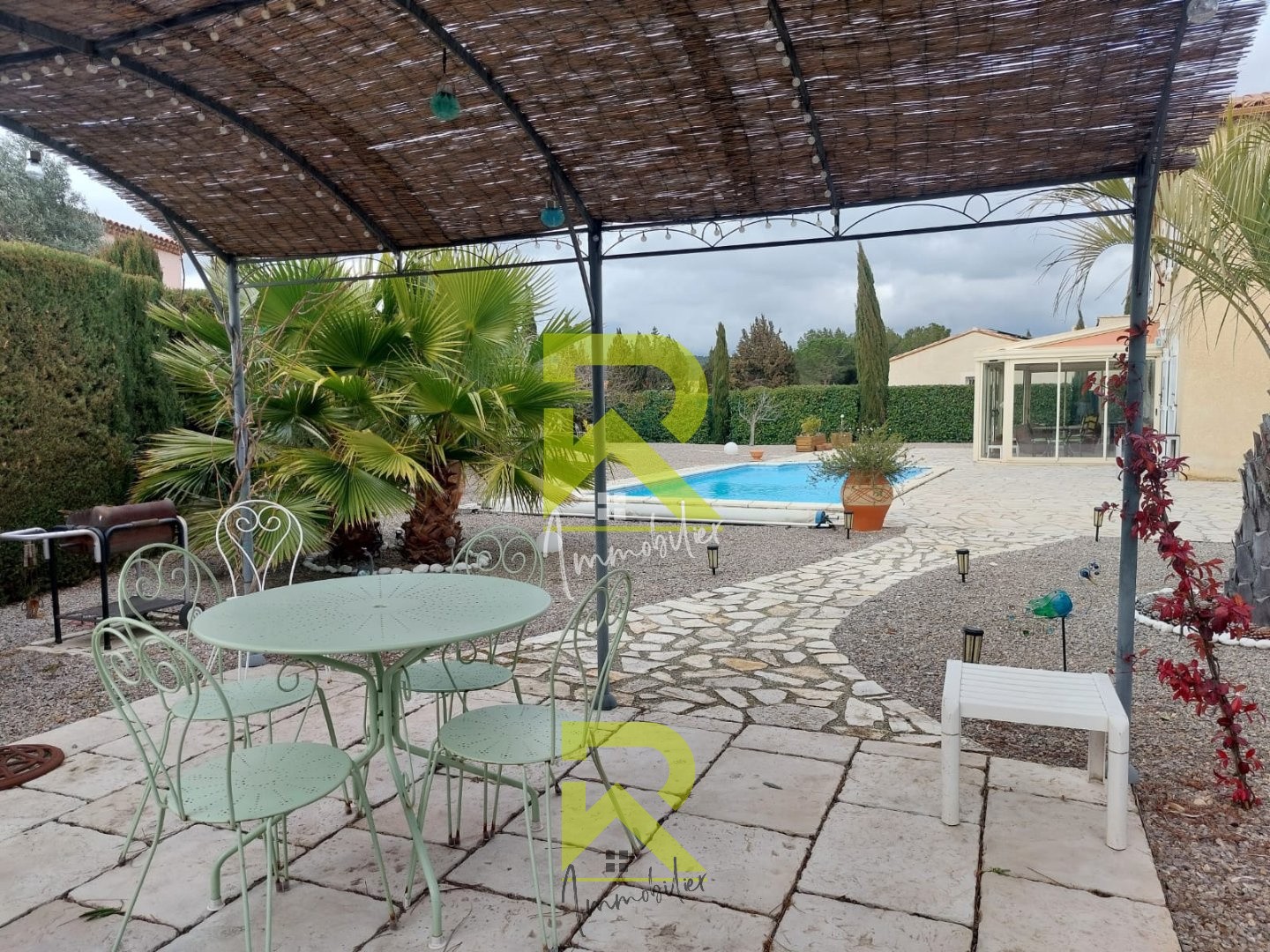 Magnifique demeure d'une superficie d'environ 160m2, nichée sur un terrain spacieux et paysagé de 1336m2. — photo 13