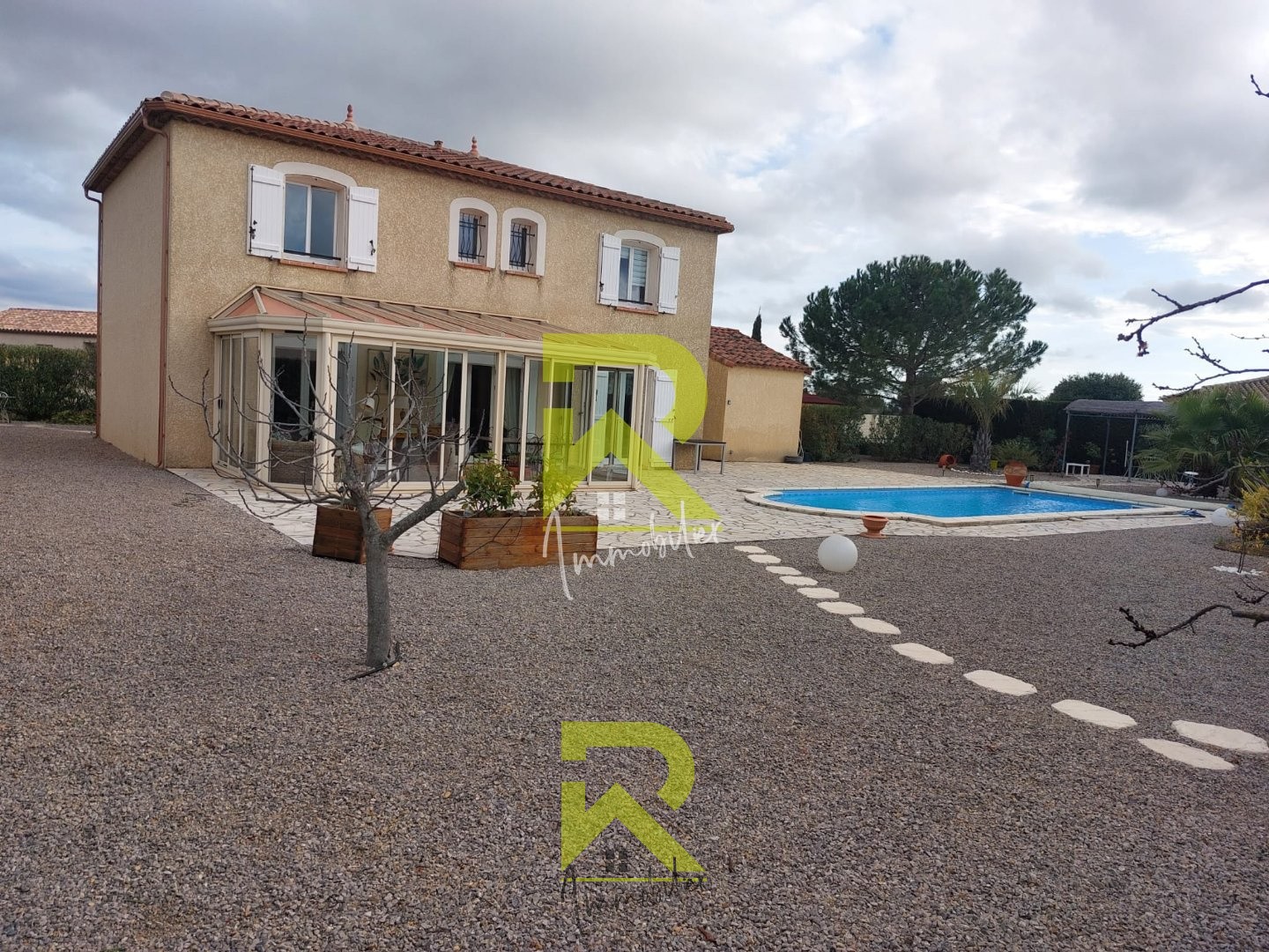 Magnifique demeure d'une superficie d'environ 160m2, nichée sur un terrain spacieux et paysagé de 1336m2. — photo 11