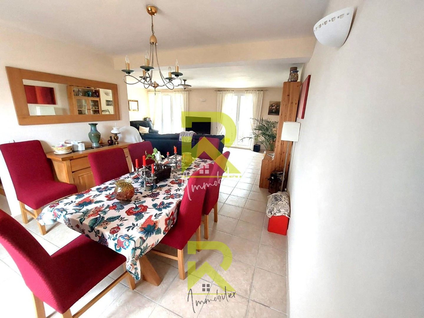 Magnifique demeure d'une superficie d'environ 160m2, nichée sur un terrain spacieux et paysagé de 1336m2. — photo 3