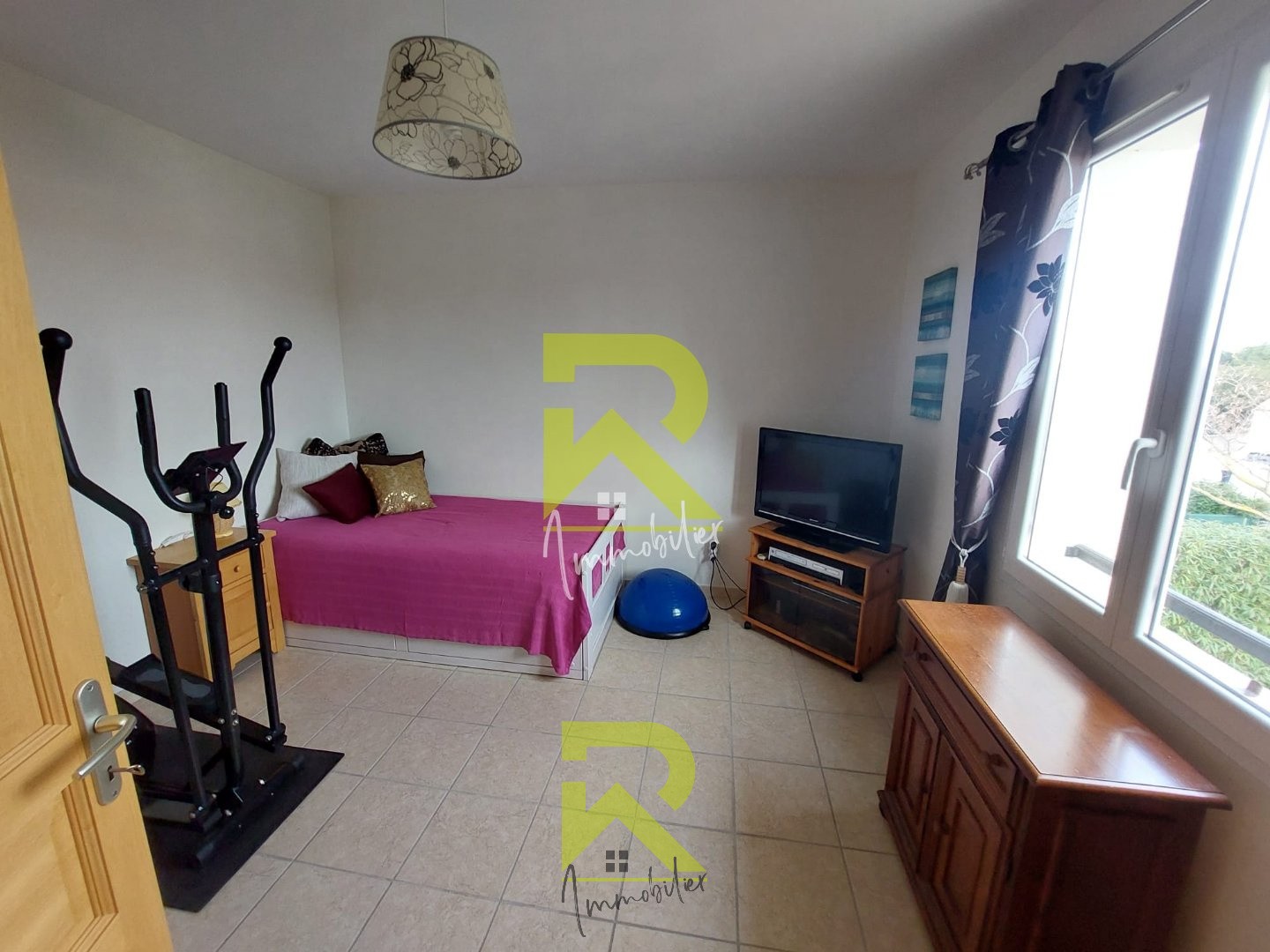 Magnifique demeure d'une superficie d'environ 160m2, nichée sur un terrain spacieux et paysagé de 1336m2. — photo 8