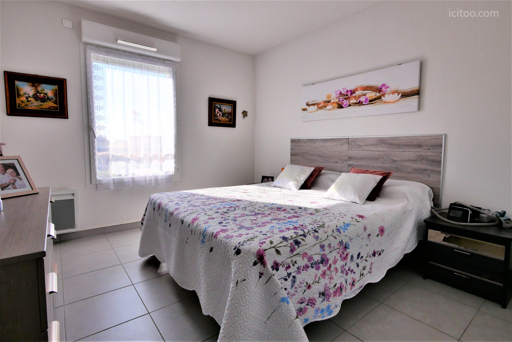 Appartement 3 pièces à vendre à Saint-Jean-de-Védas (34430) : chambre lumineuse avec lit double et cadres muraux