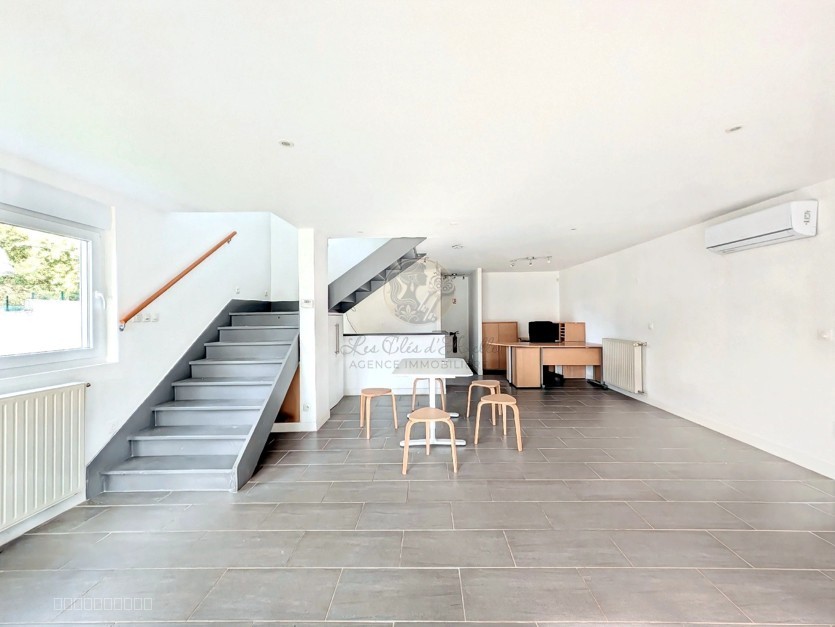 Maison de 160 m2 avec bureaux et locaux de stockage attenants de 110 m2 à Saint-Genis-Laval — photo 12