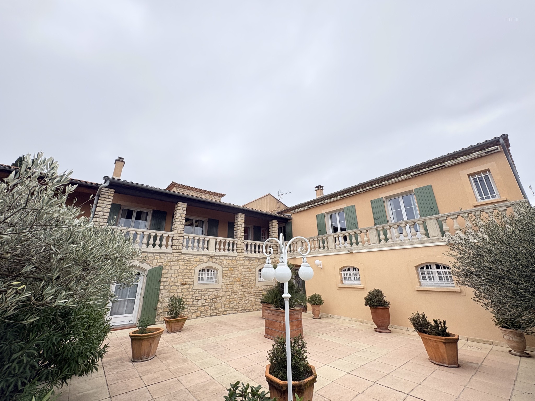 Villa à vendre à Ledignan, 1 425 m², 11 pièces – photo 1 sur 10
