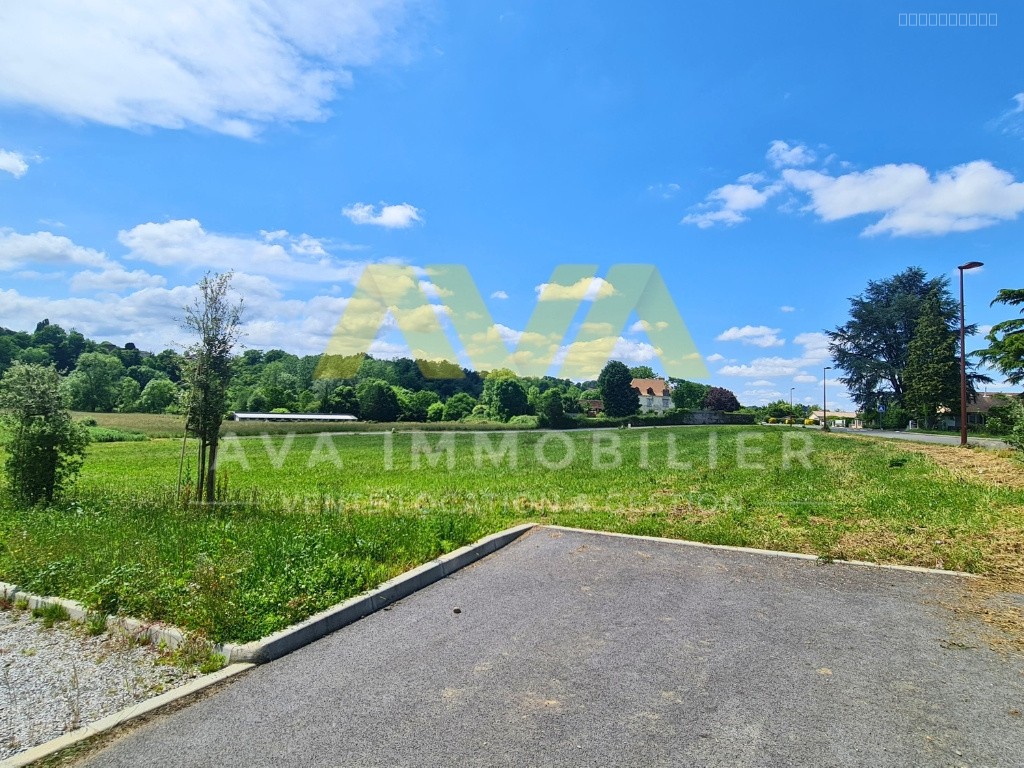 Bien immobilier à vendre à Araujuzon, 1 237 m² – photo 1 sur 11