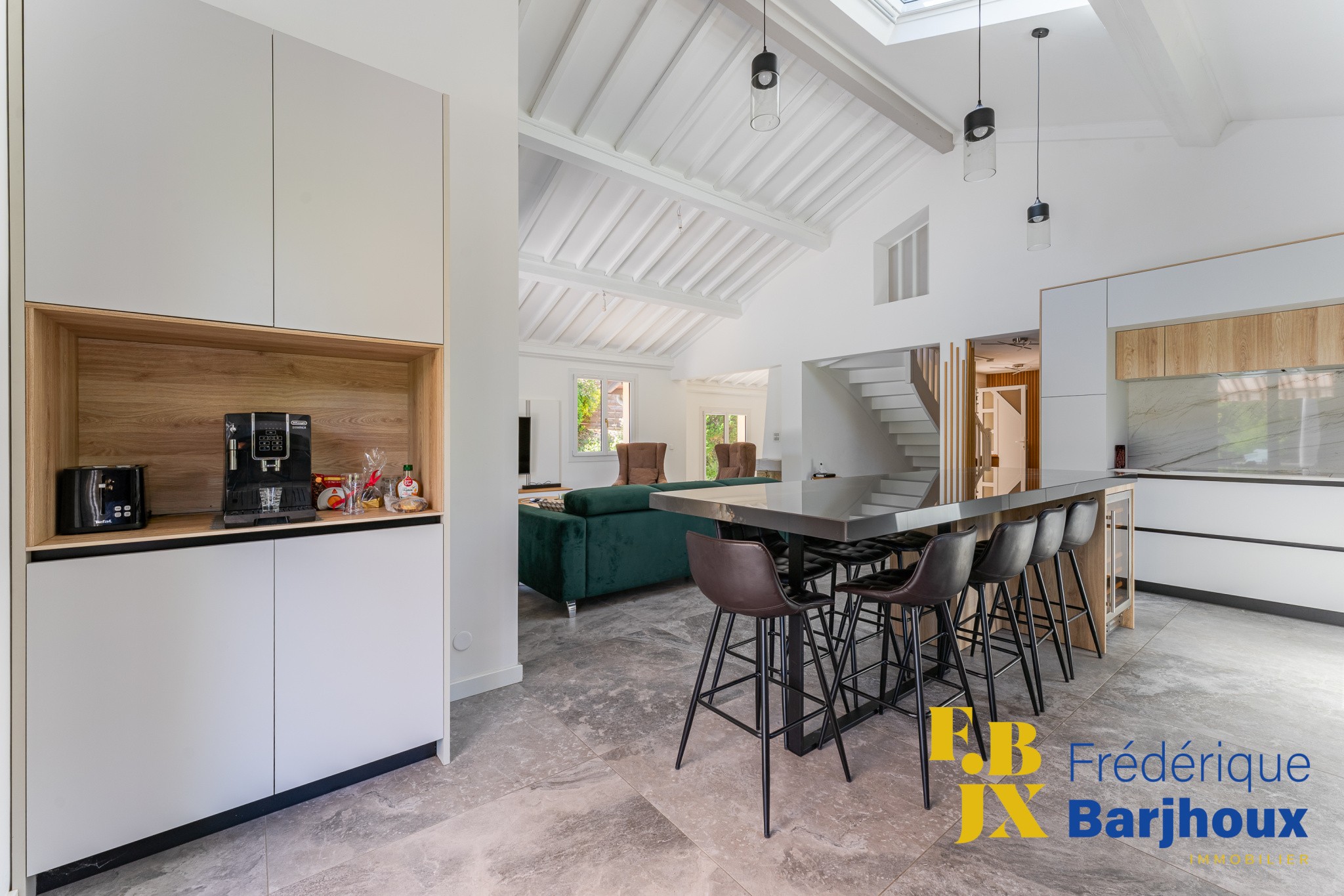 Maison à vendre à Charbonnieres les bains, 223 m², 8 pièces – photo 2 sur 11