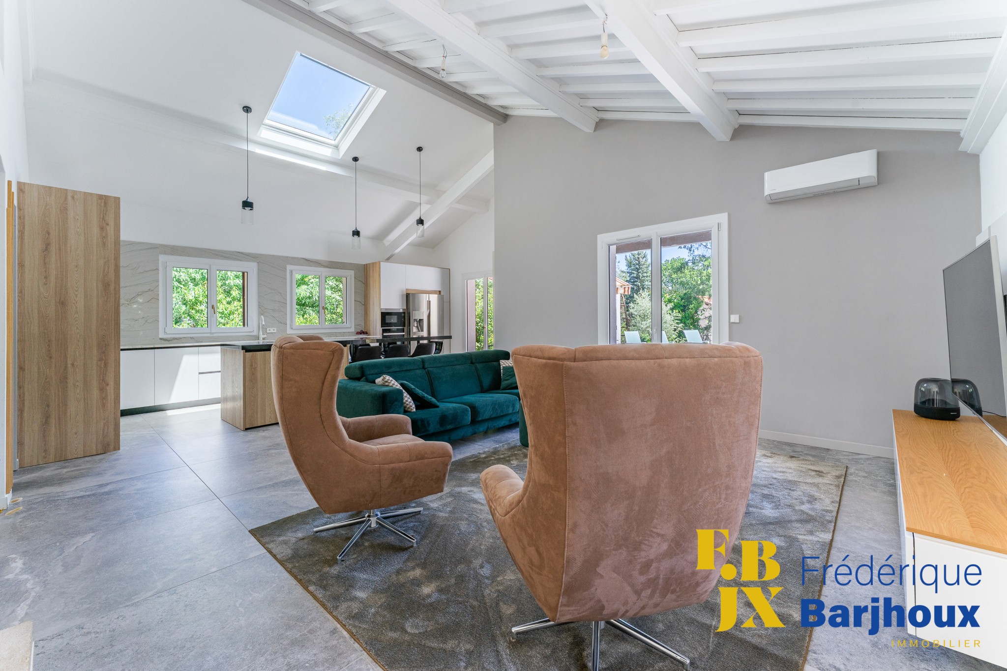 Maison à vendre à Charbonnieres les bains, 223 m², 8 pièces – photo 3 sur 11