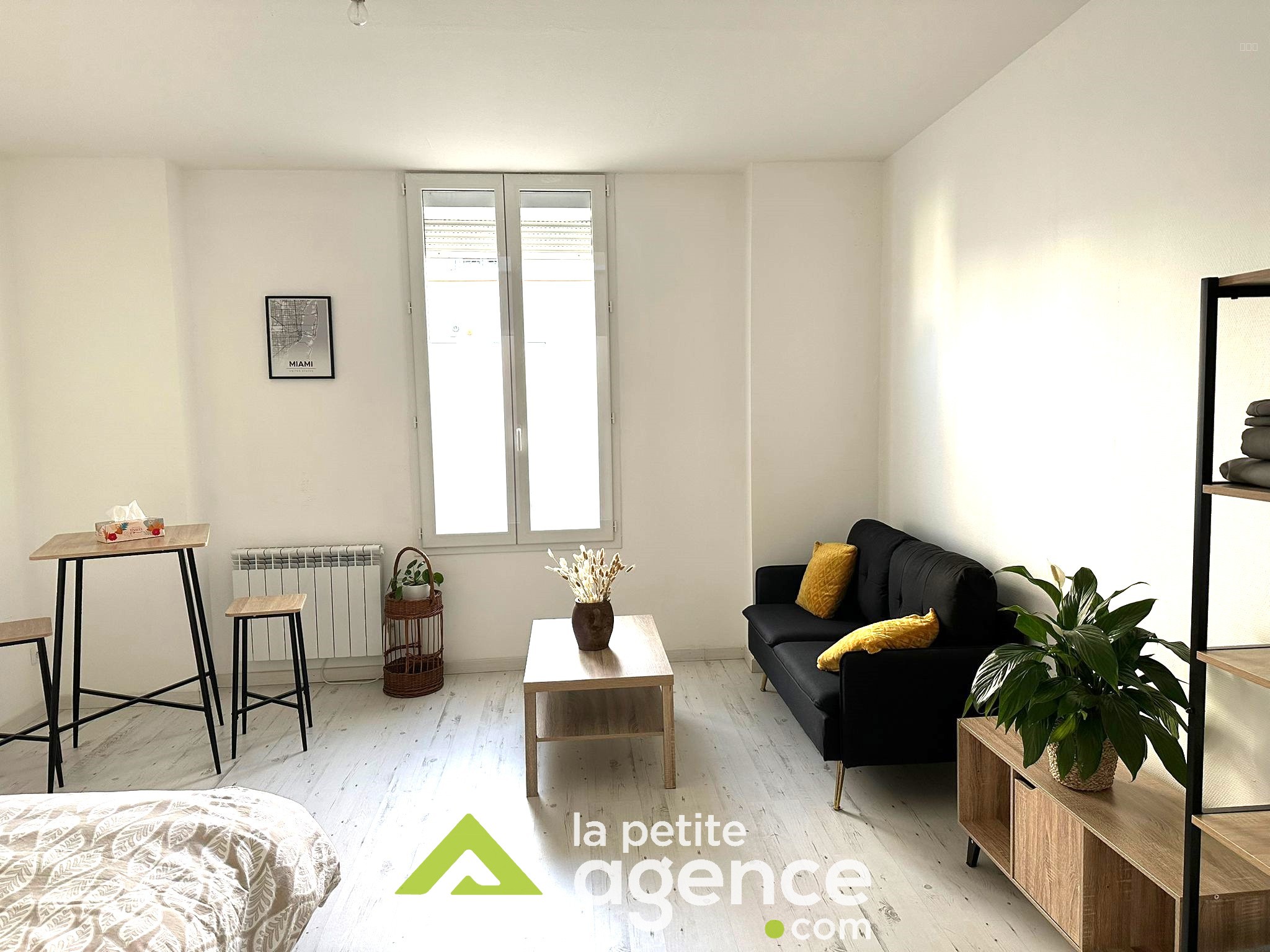 MONTLUCON - STUDIO MEUBLE PROCHE COMMERCES — photo 1