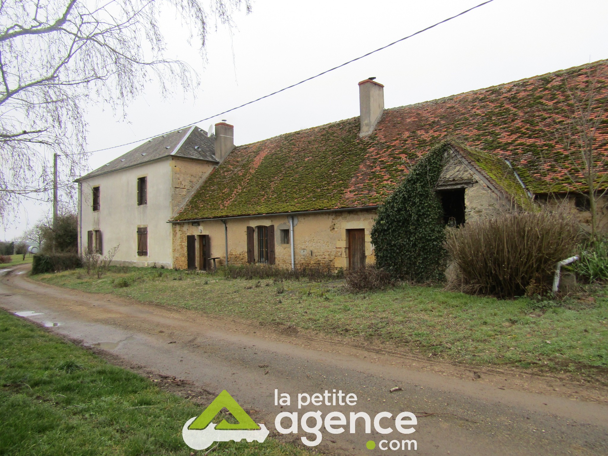 Ferme de 228m2 à acheter à Ourouer-Les-Bourdelins (18) — photo 1