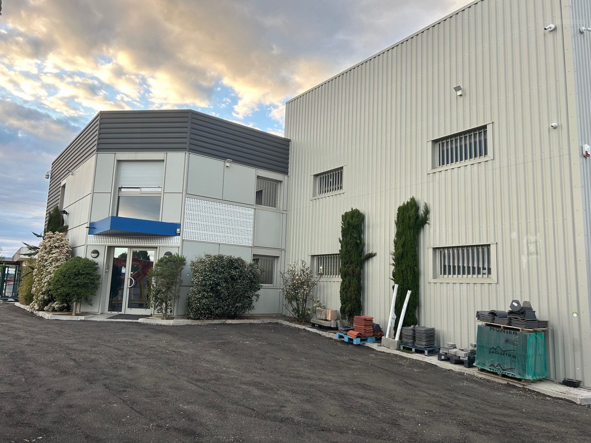 Bien immobilier à vendre à Riom, 619 m² – photo 1 sur 10