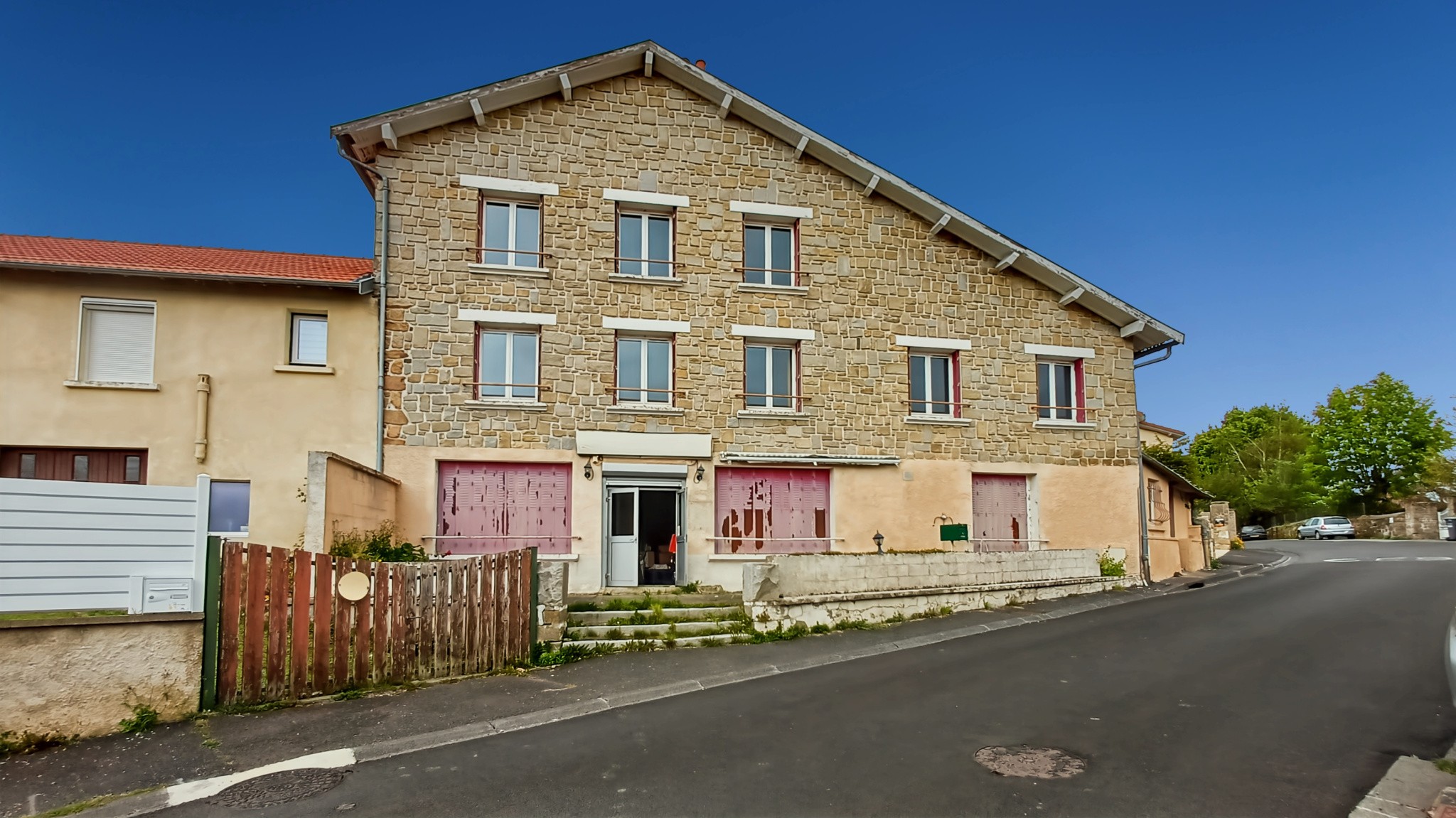 À VENDRE Immeuble ancien hôtel à rénover Saint-Genès-Champanelle (63122) — photo 1