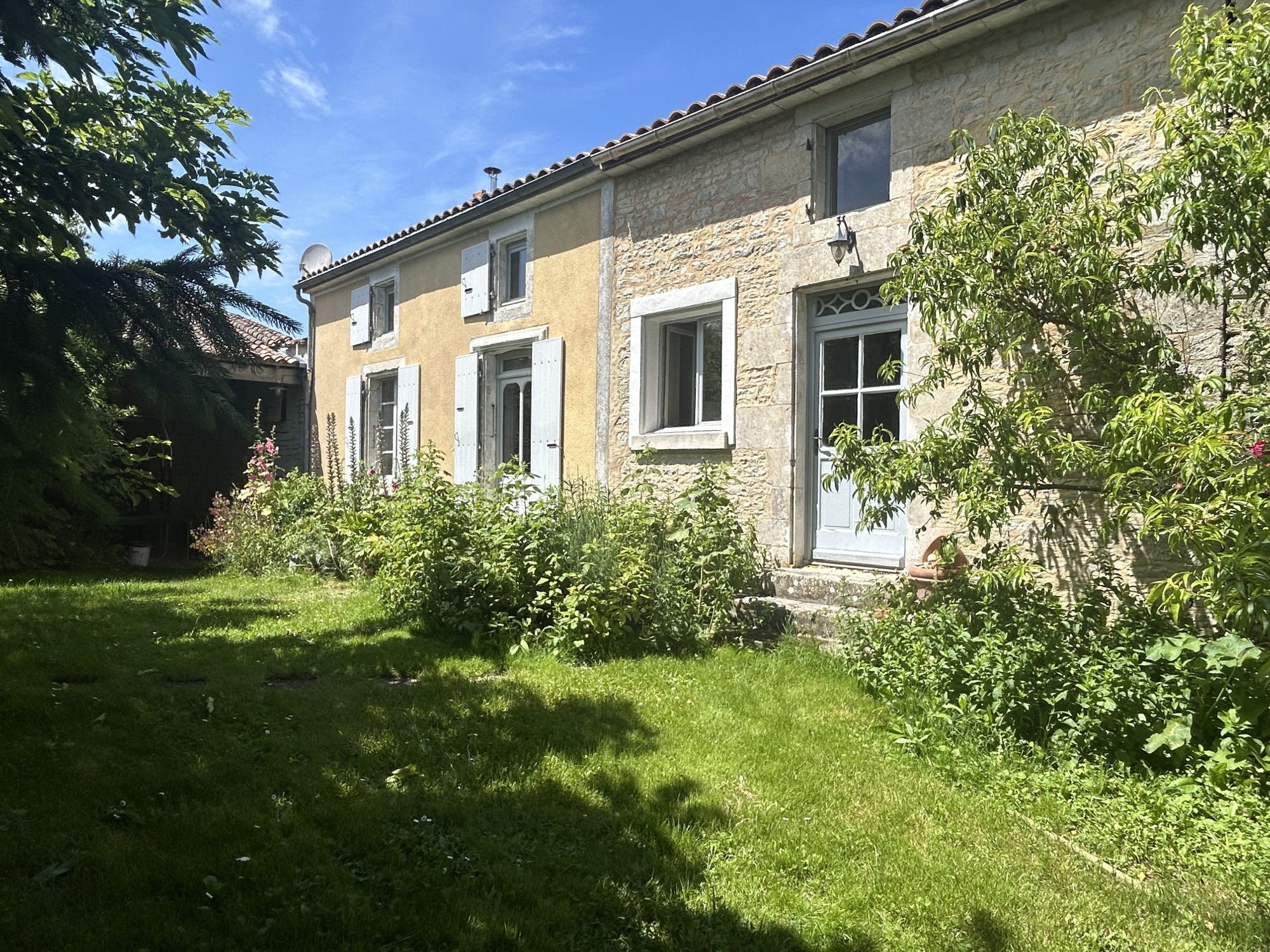 MAISON 264m2 avec dépendances — photo 1