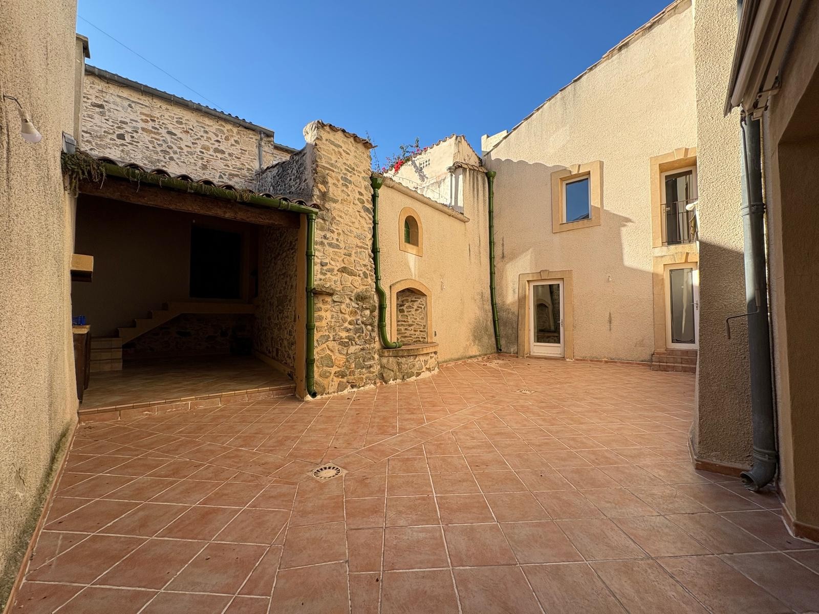 À Louer Grande Maison de Village T6 avec Cour — photo 1