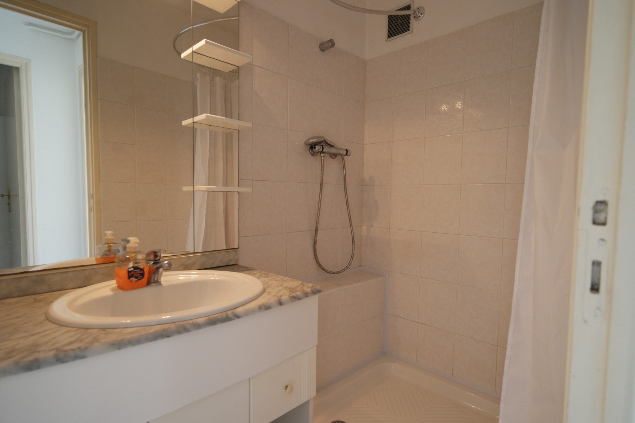 Bel appartement T2 lumineux avec vue sur la Cathédrale — photo 7