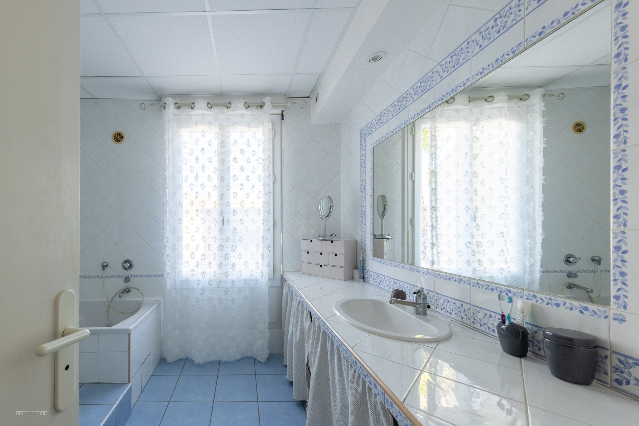 Exclusivité -Candillargues-Centre ville- Maison piscinable 191 M2 en R+2 -7 Piéces , 4 Chambres -Cour, Terrass — photo 10