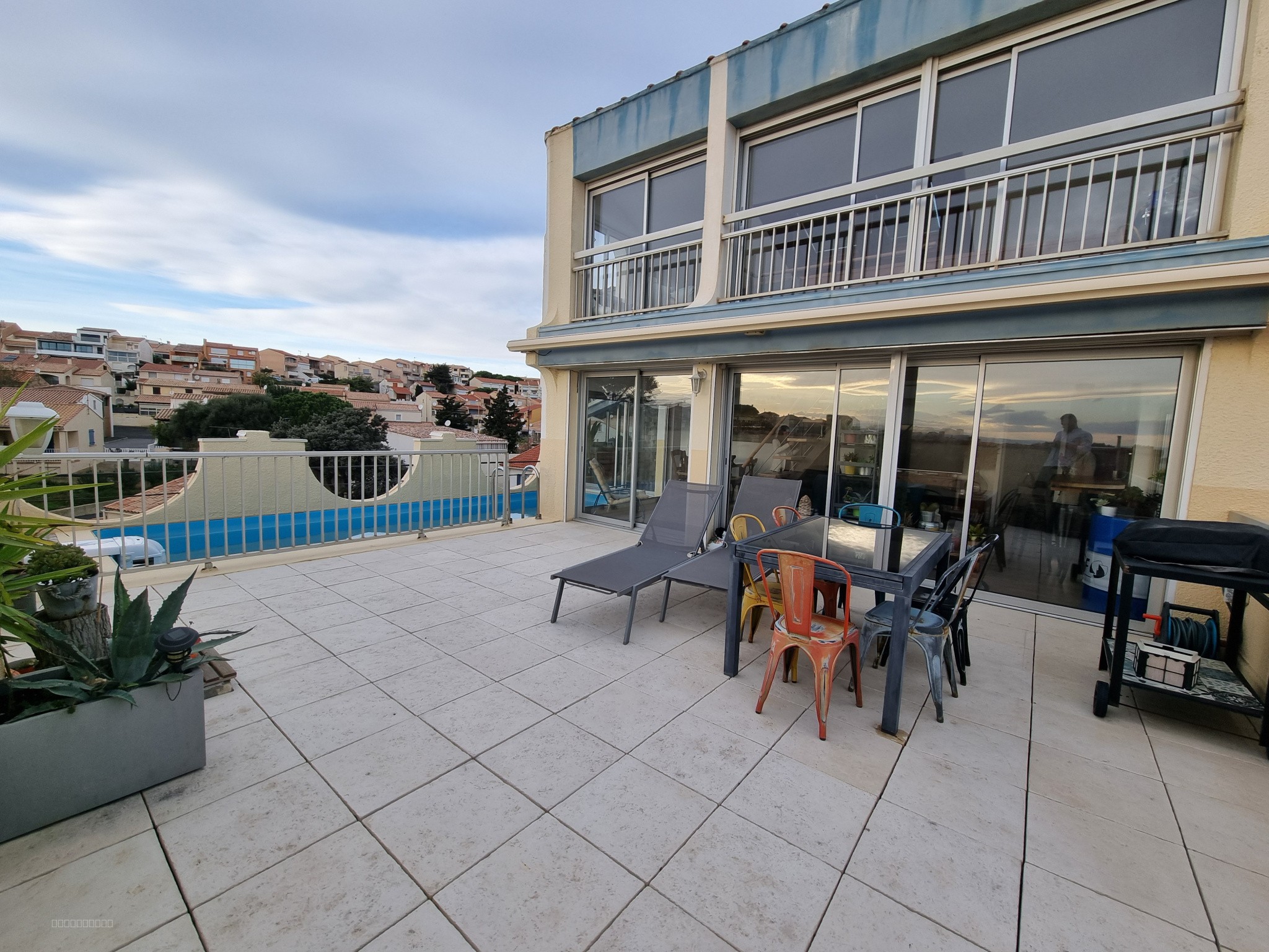 Duplex T4 , piscine et ascenseur privé arrivant au niveau de la pièce principale. — photo 8