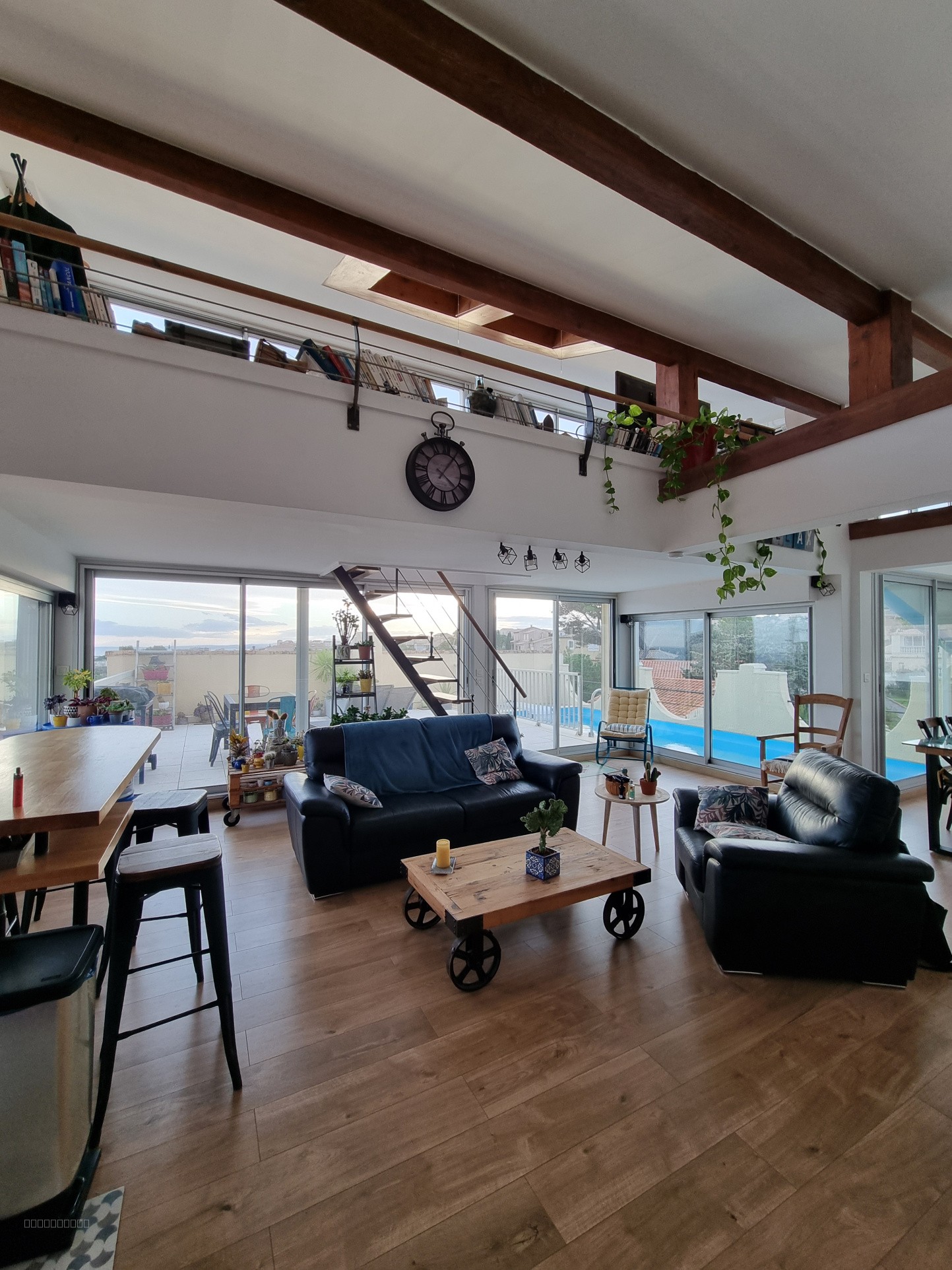 Duplex T4 , piscine et ascenseur privé arrivant au niveau de la pièce principale. — photo 4
