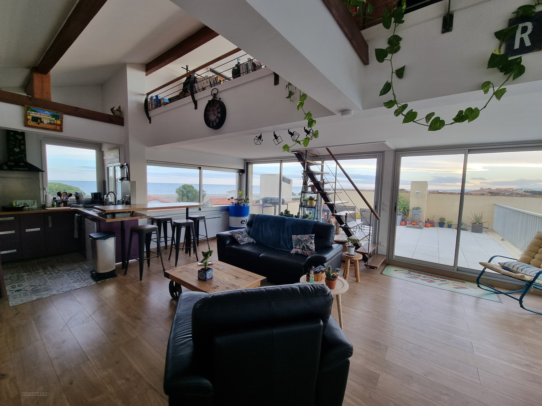 Duplex T4 , piscine et ascenseur privé arrivant au niveau de la pièce principale. — photo 2