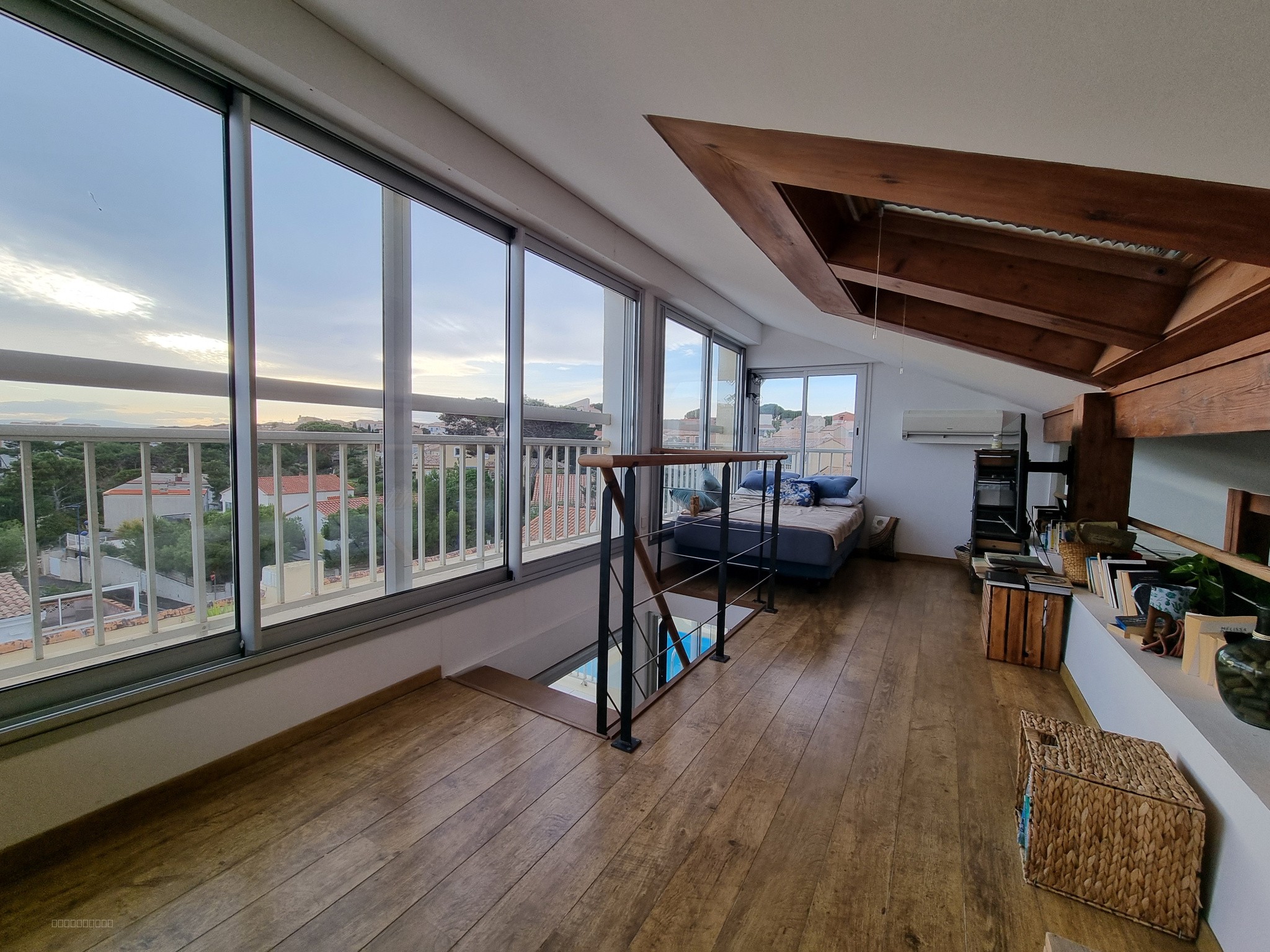 Duplex T4 , piscine et ascenseur privé arrivant au niveau de la pièce principale. — photo 10