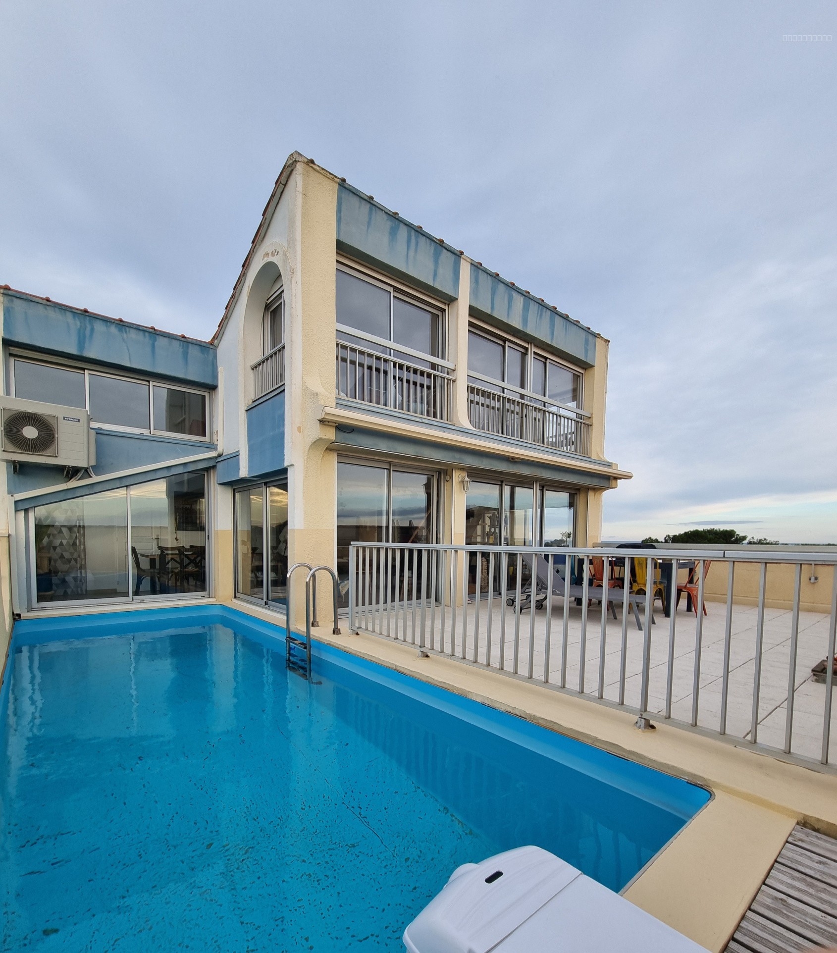 Duplex T4 , piscine et ascenseur privé arrivant au niveau de la pièce principale. — photo 3