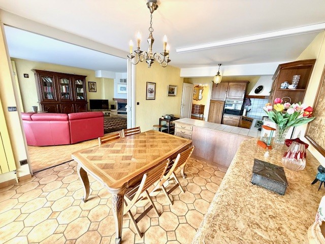 DIVONNE LES BAINS 01220, CENTRE VILLE, T4 121m2 avec terrasse, garage et cave — photo 4