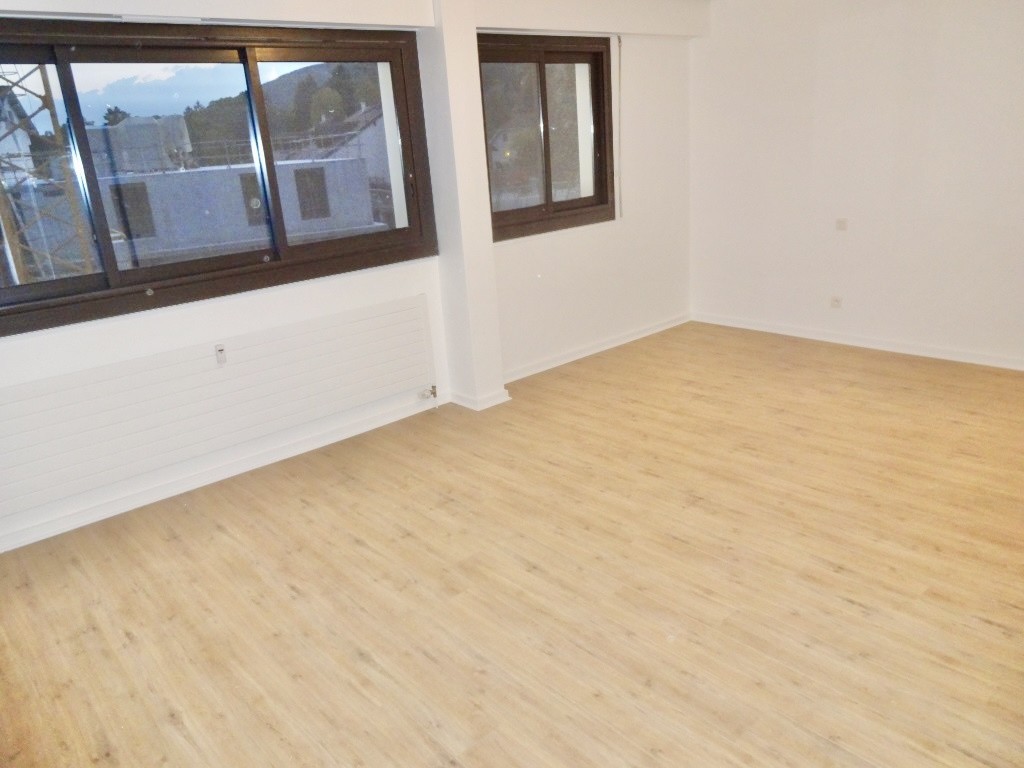 EXCLU Divonne les Bains 01220 : GRAND T2 convertible T3 avec balcon, cave et parking en sous sol — photo 7