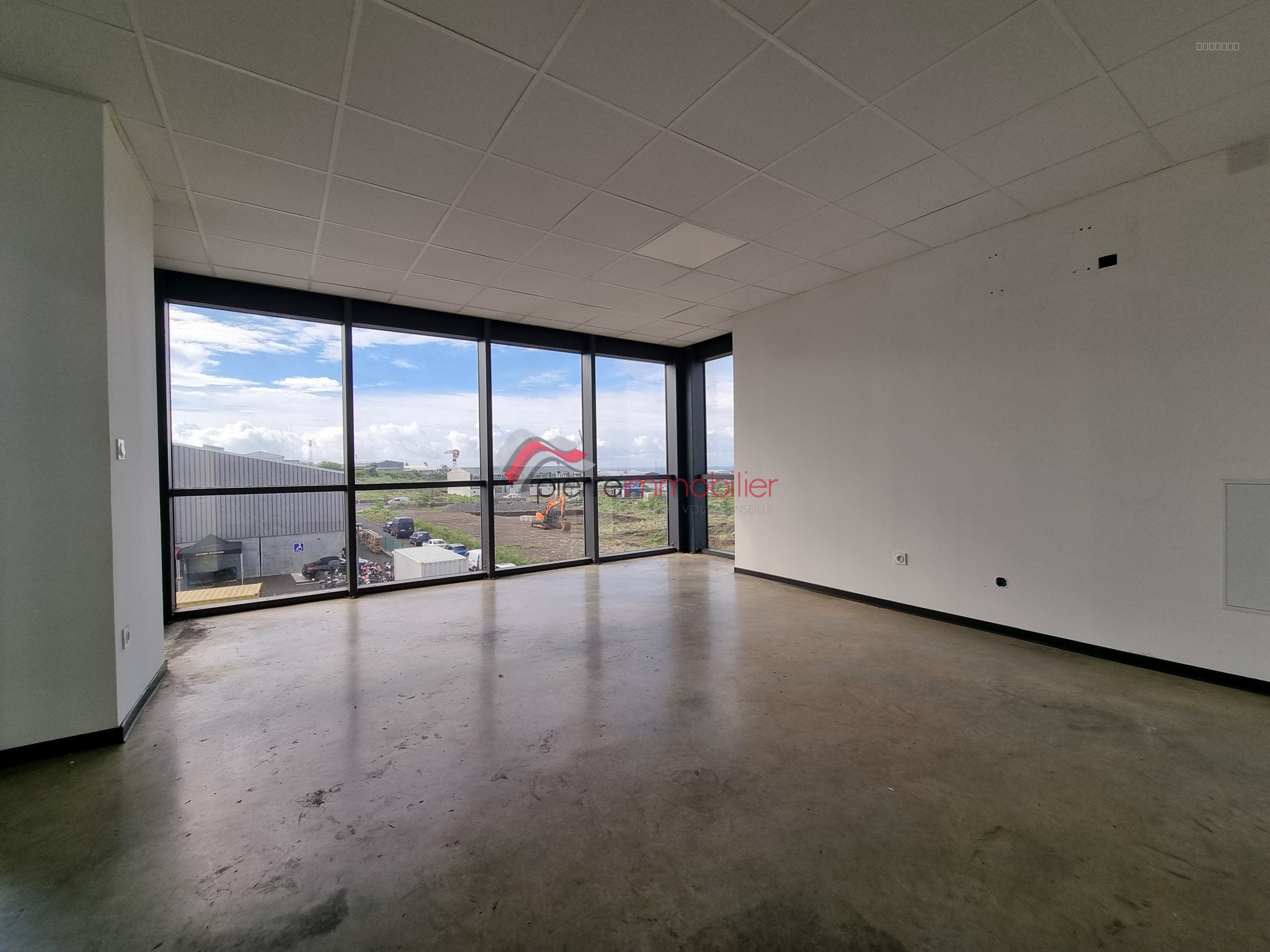 Bien immobilier à louer à St pierre, 950 m² – photo 3 sur 8