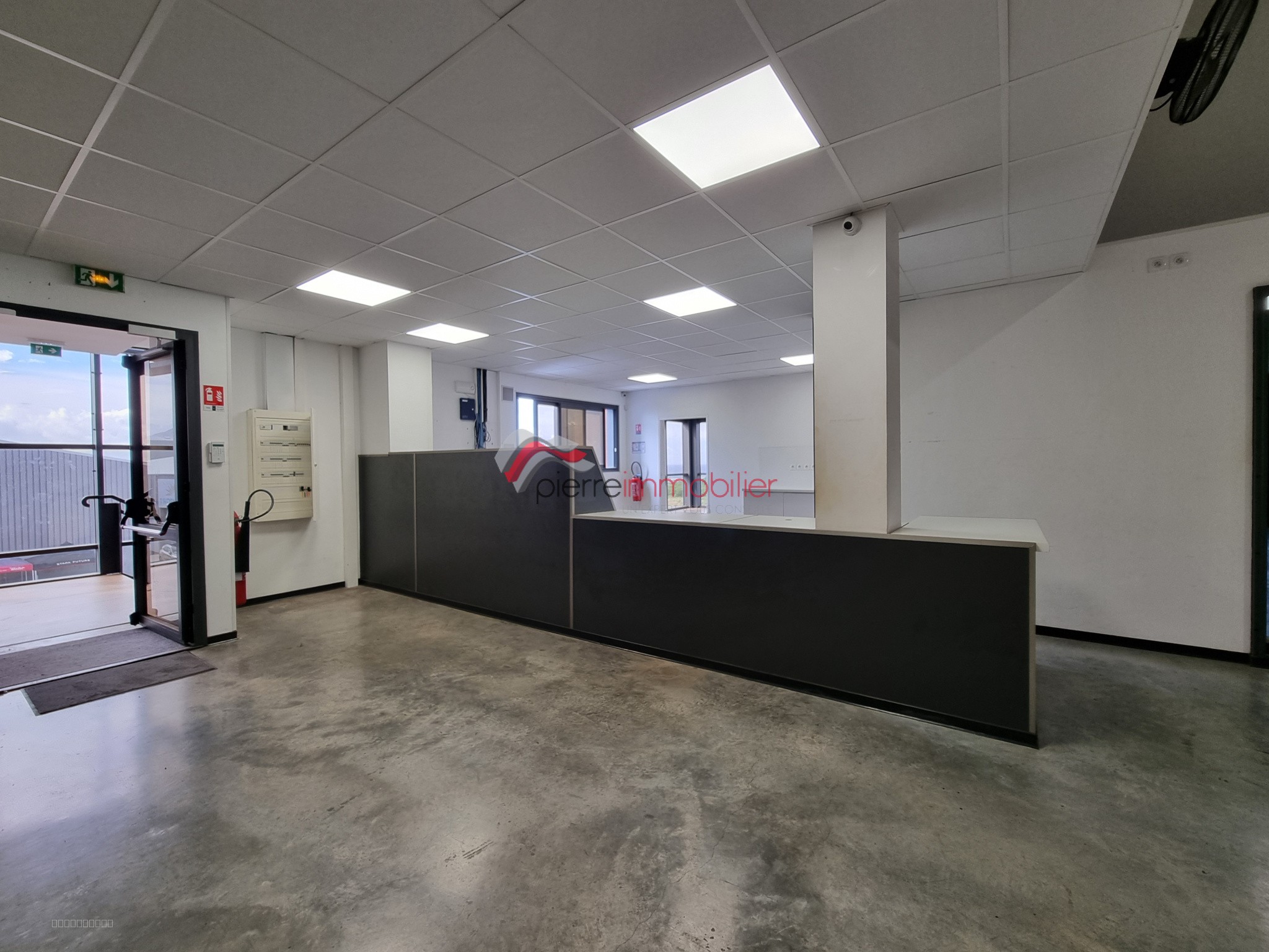 Bien immobilier à louer à St pierre, 950 m² – photo 2 sur 8